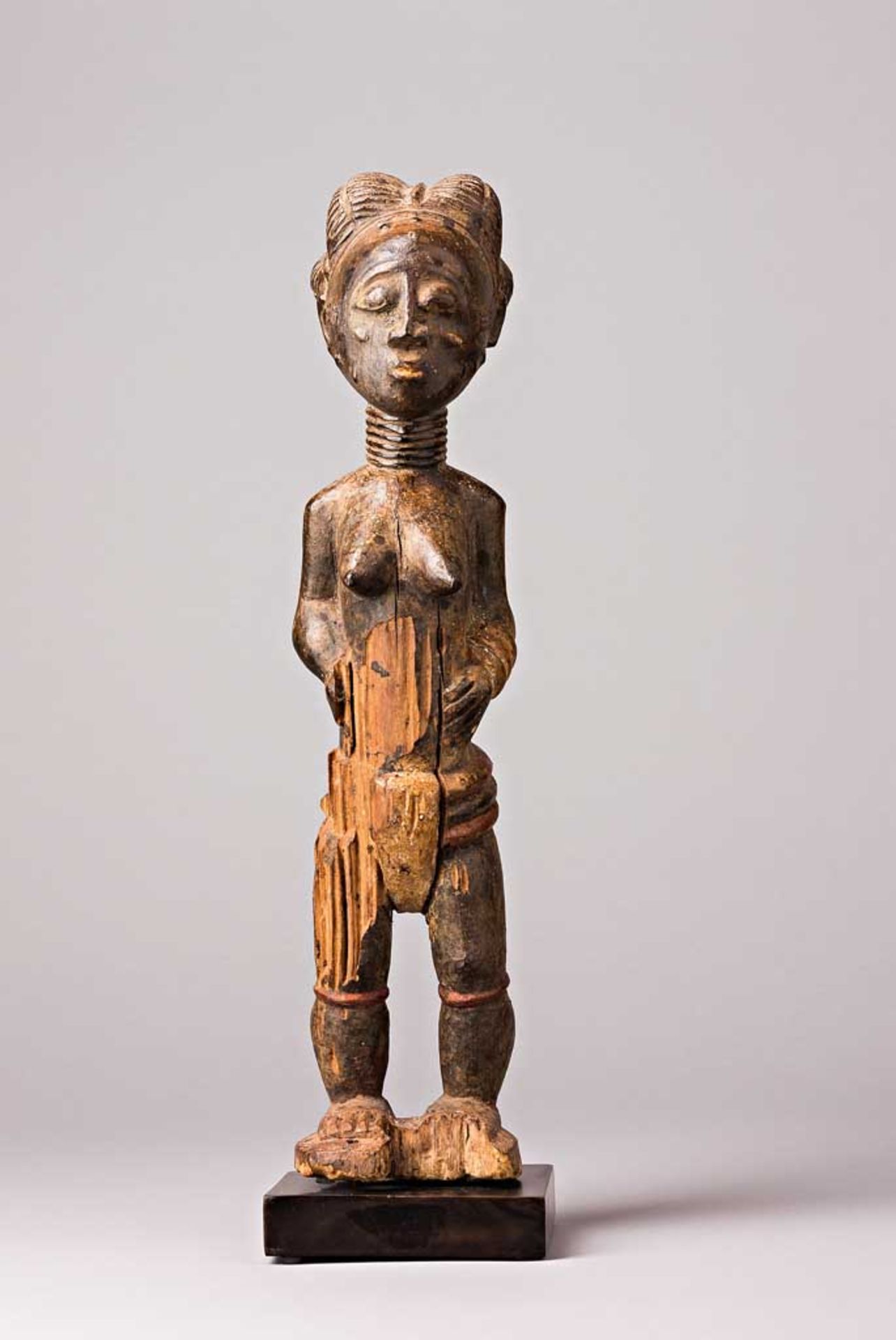 Weibliche Ahnenfigur der Baule. Körper- und Gesichtstatauierung. Elfenbeinküste. H 36,5 cm
