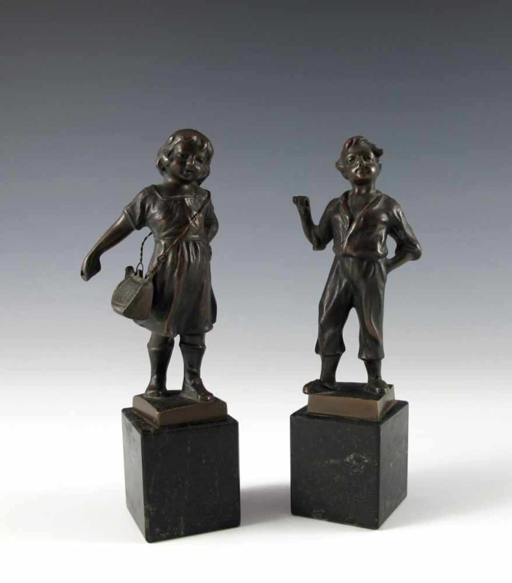 Kinderpaar. Knabe und Mädchen. Bronzefiguren auf Steinsockeln. Bez. Otto Hoffmann (tätig um 1885 -