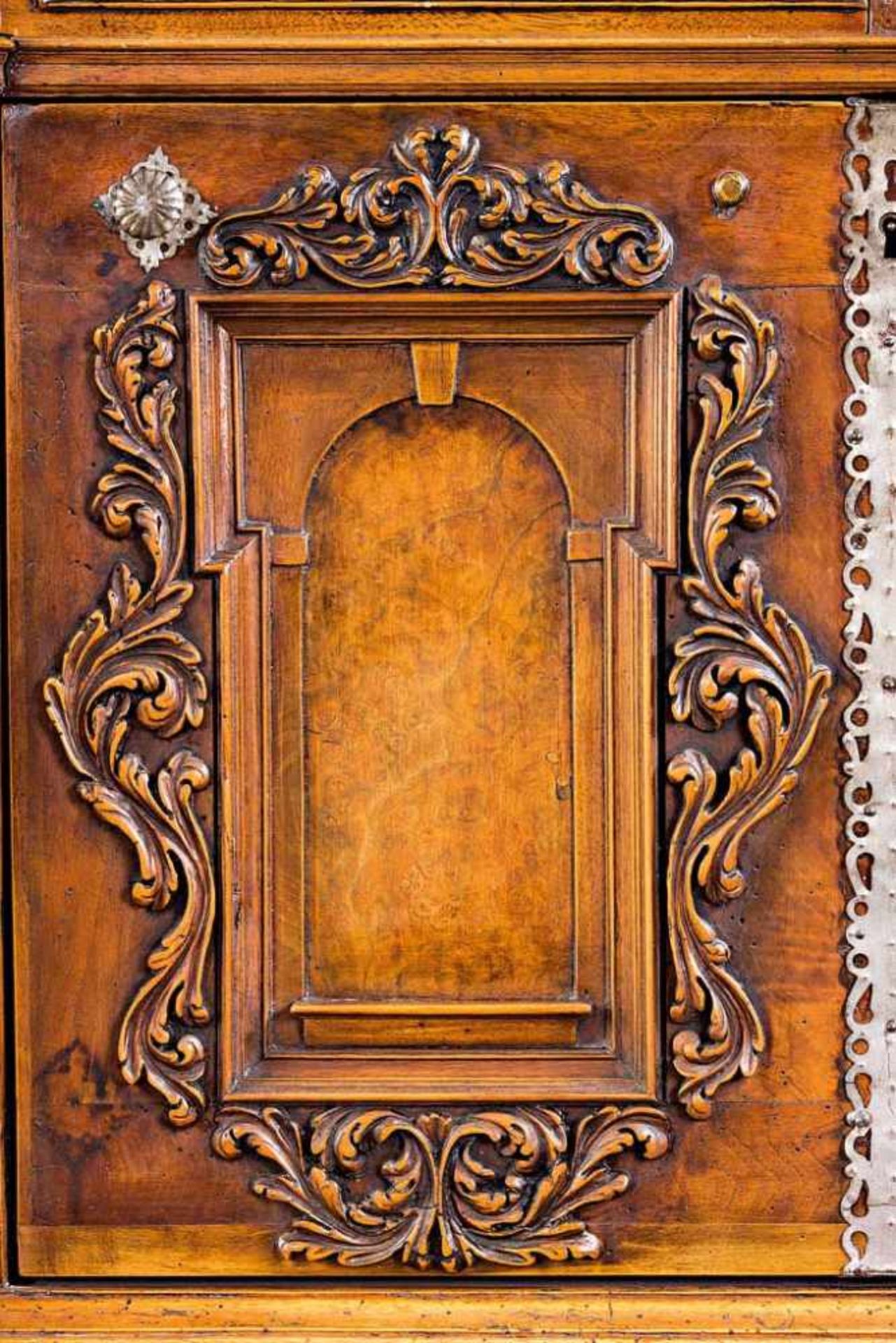 Kabinettschrank im Renaissance-Stil. Architektonisch gegliederter Korpus. Risalitartig vorspringende - Bild 2 aus 3
