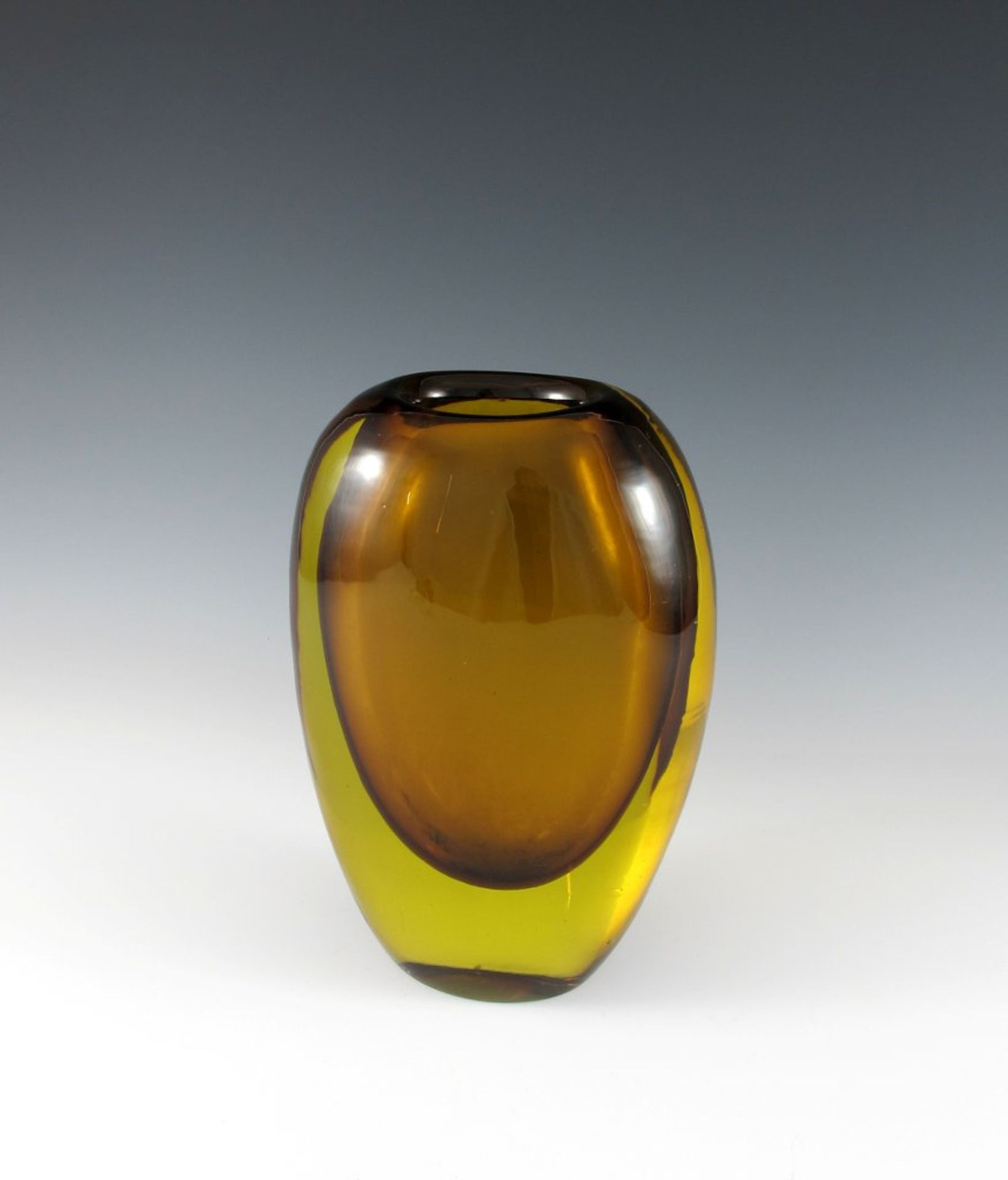 Schwere moderne Vase. Bernsteinfarbenes Glas. H 27 cm