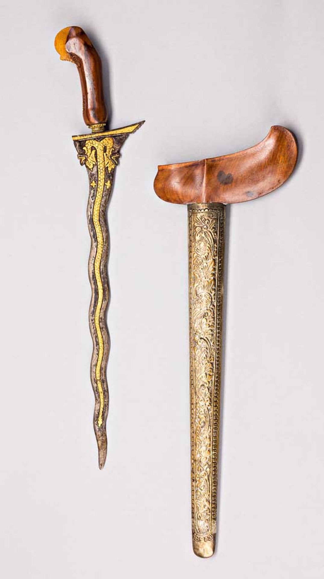 Java-Kris mit geflammter Klinge, beidseitig mit in Gold inkrustierter Naga. Holzgriff. Holzscheide