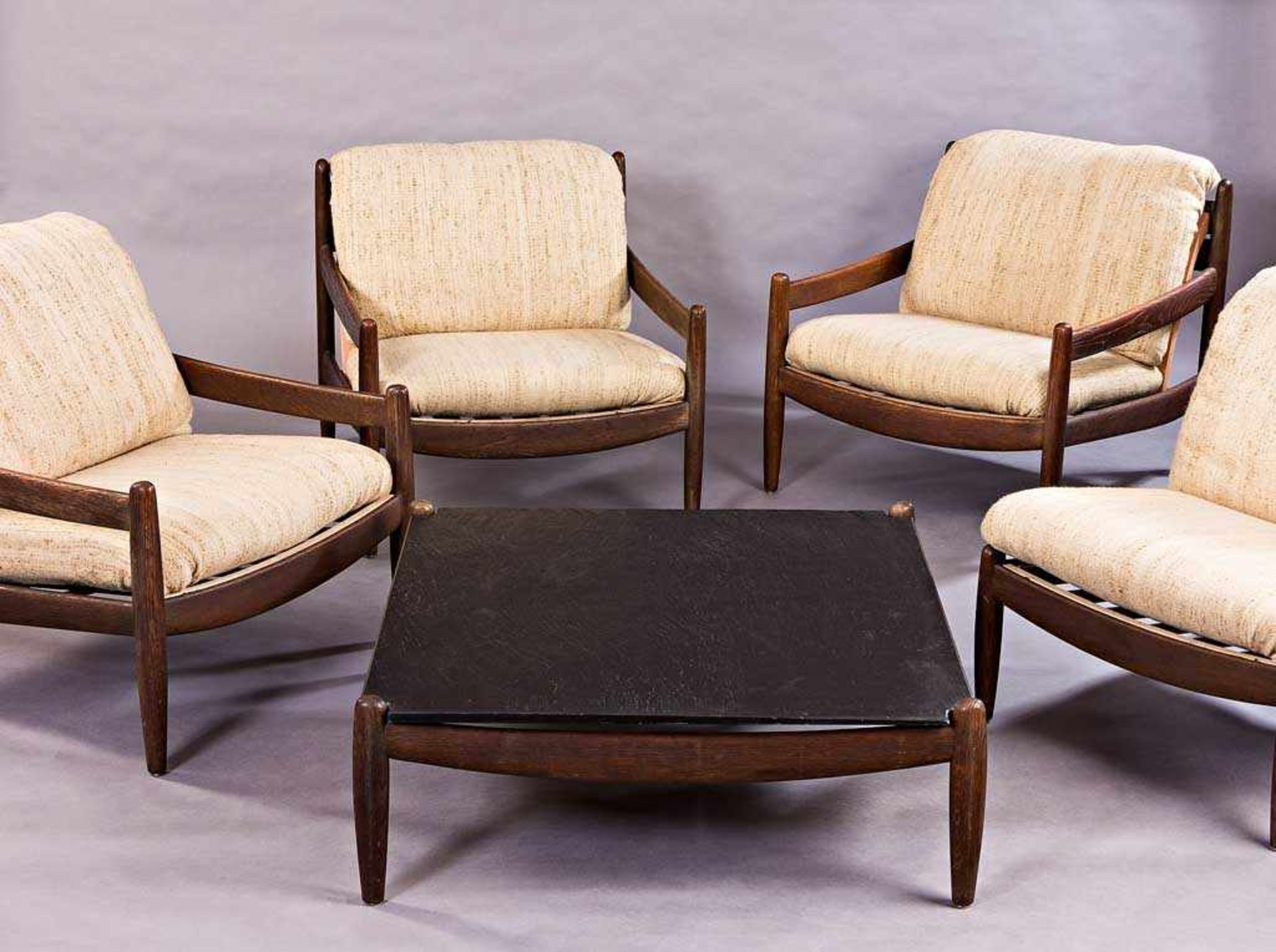 Lounge-Garnitur: vier Sessel und quadratischer Tisch. Teak, Schiefer. Entwurf/Ausführung Carl