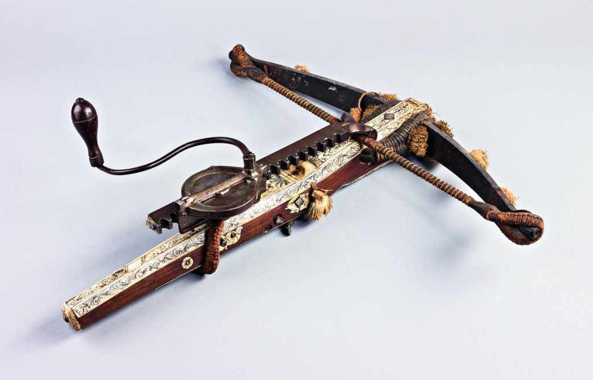 Jagdarmbrust mit schwerem Stahlbogen, originalem Wollaufputz und originaler Sehne. Im Faden laufende - Bild 2 aus 6
