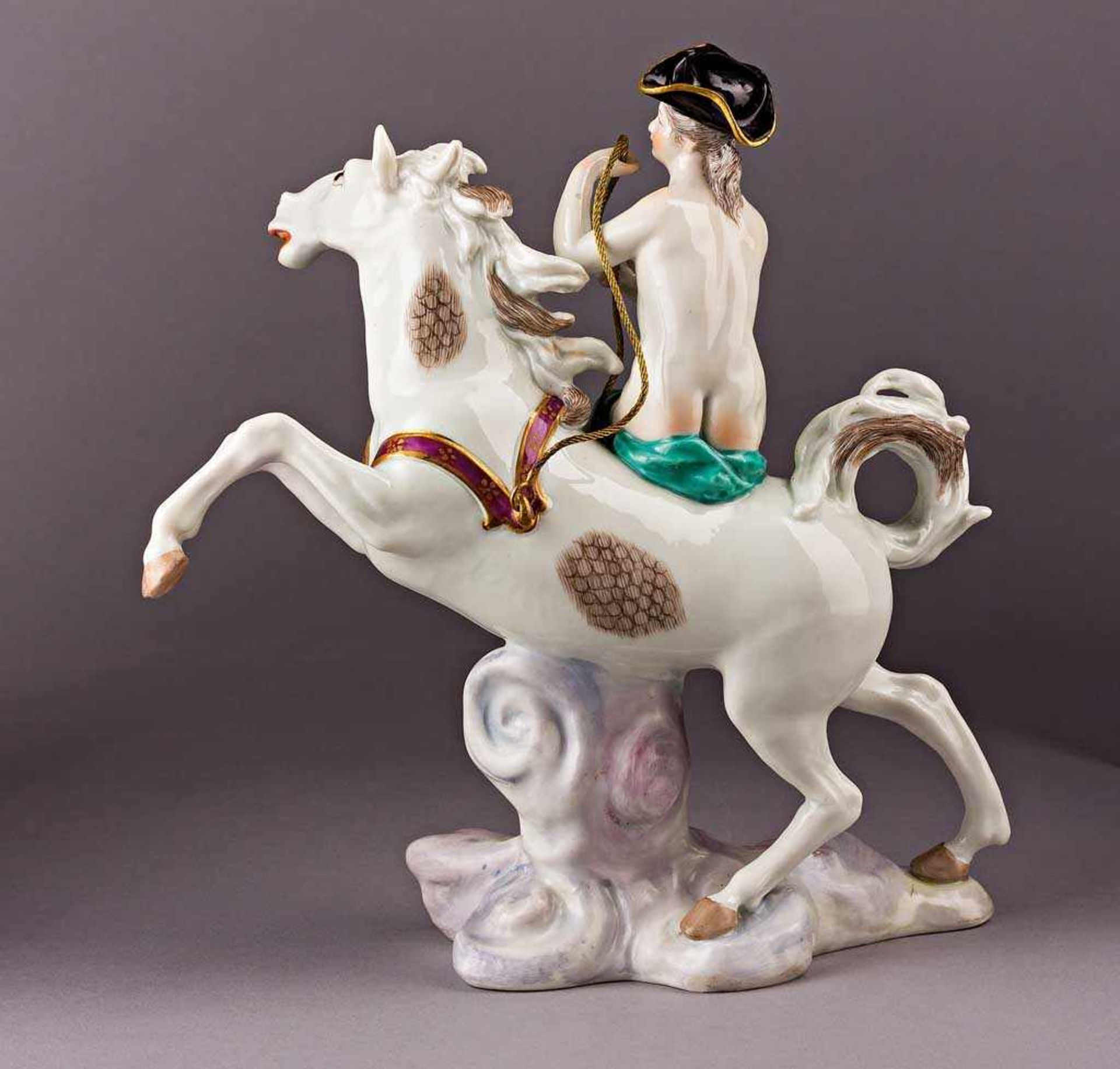 Amazone auf sich aufbäumendem Pferd über Wolkensockel. Polychrom staffierte Figurine. Kändler-Modell - Bild 2 aus 2