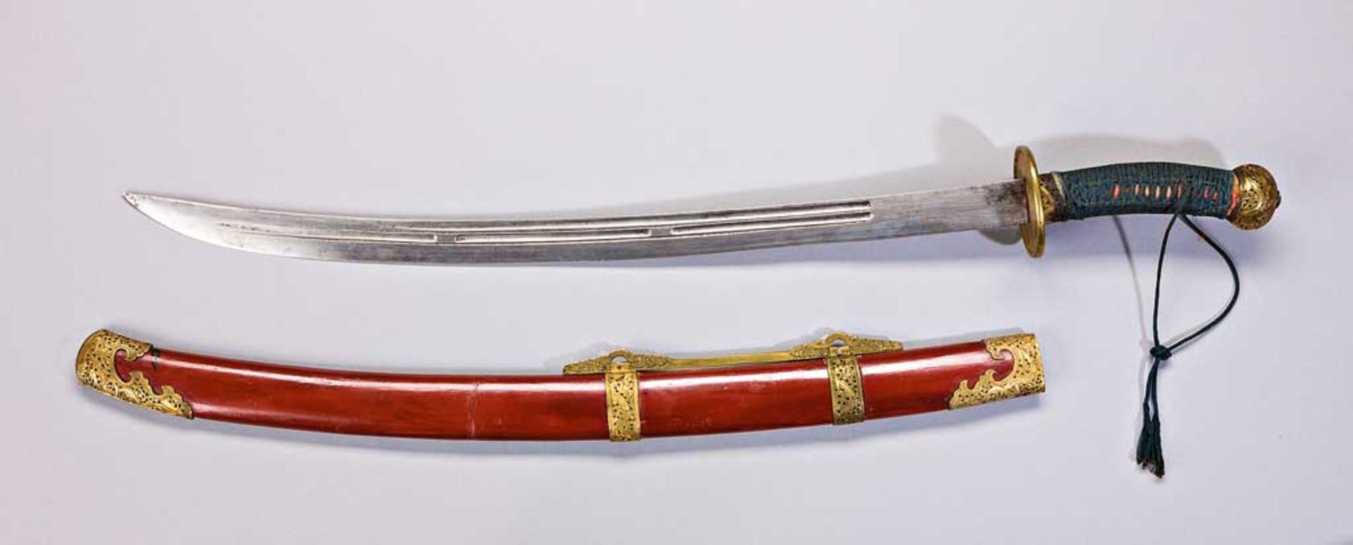 China-Schwert. Gleichförmig gebogene Rückenklinge mit Kehlungen. Stichblatt mit Ziergravuren. Leicht