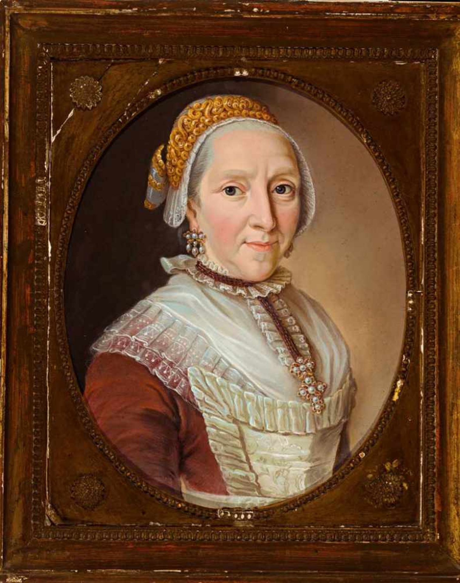 Portraitist des 19. Jh. Portrait einer Dame mit Goldhaube, Ohr- und Halsschmuck. Pastell. Oval, 33 x