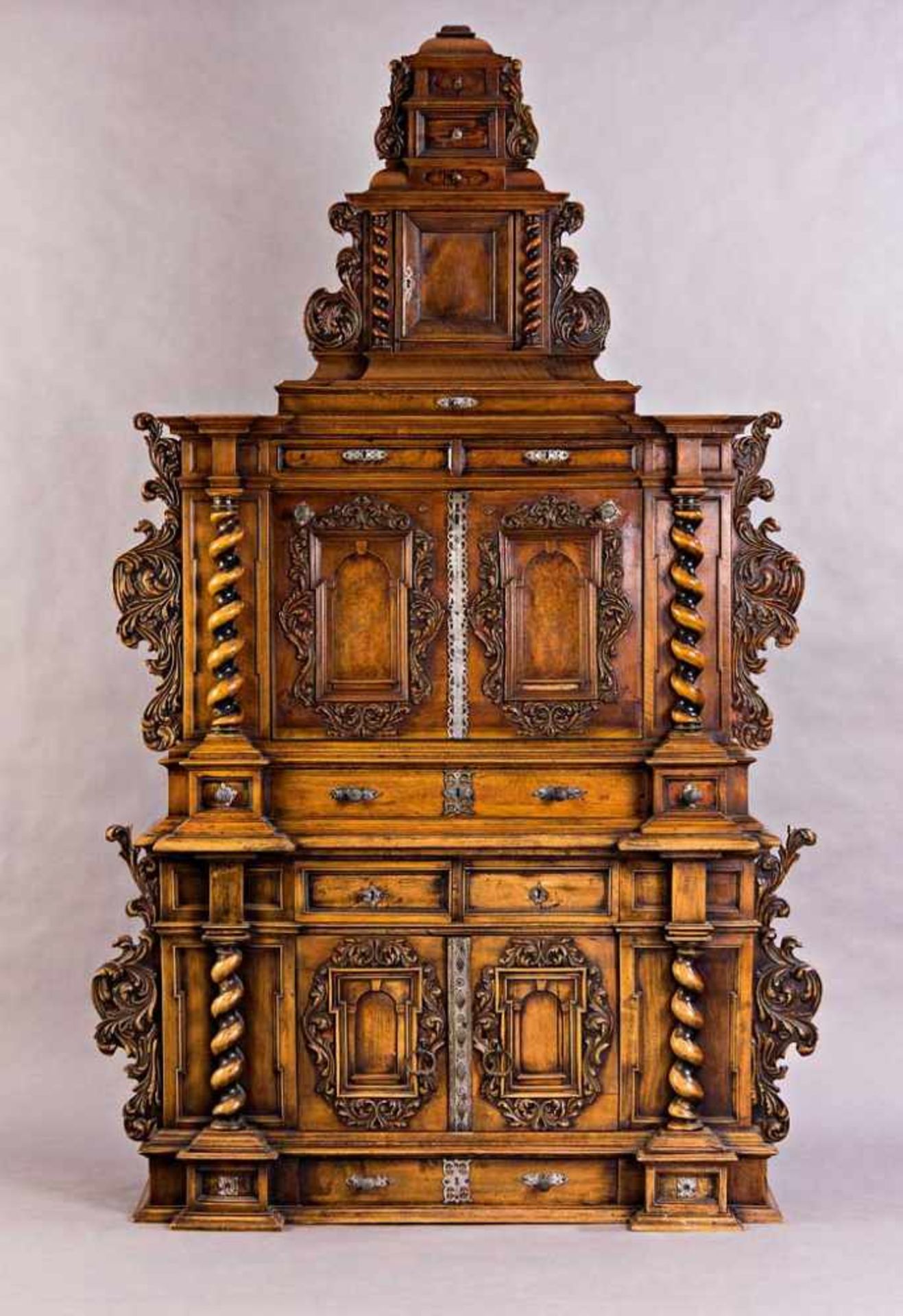 Kabinettschrank im Renaissance-Stil. Architektonisch gegliederter Korpus. Risalitartig vorspringende