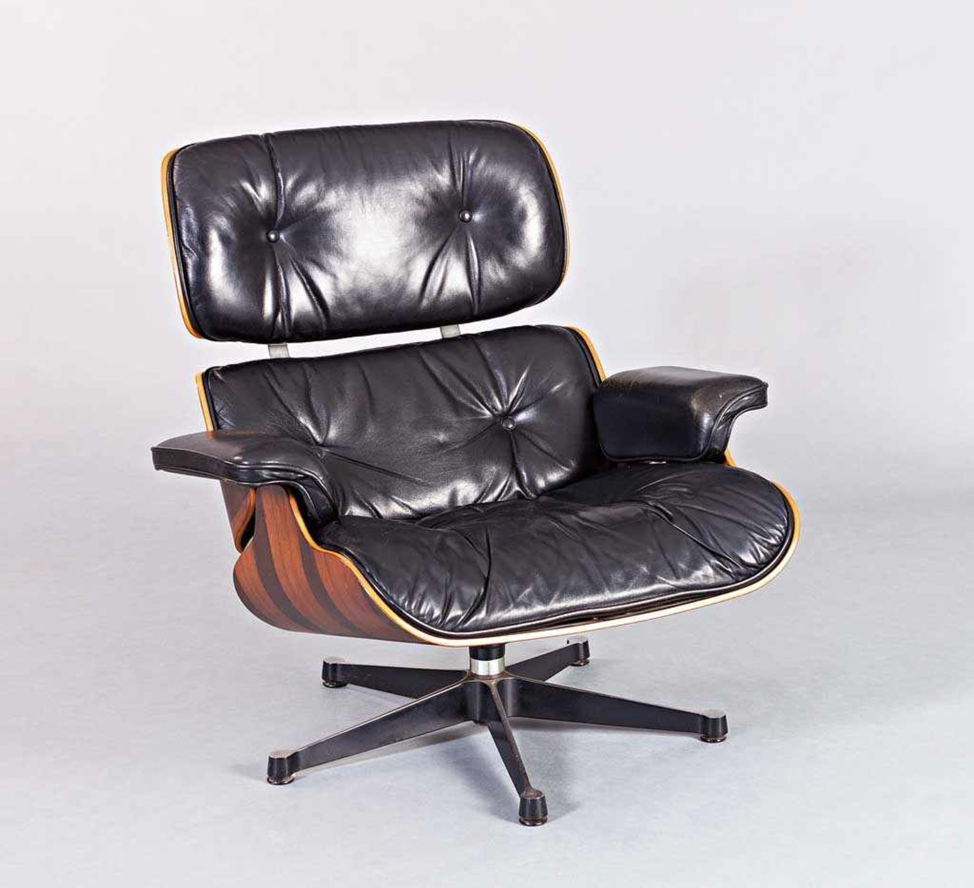 Lounge Chair. Palisanderfurniertes Sperrholz, geschwärztes und poliertes Gussaluminium. Schwarzes