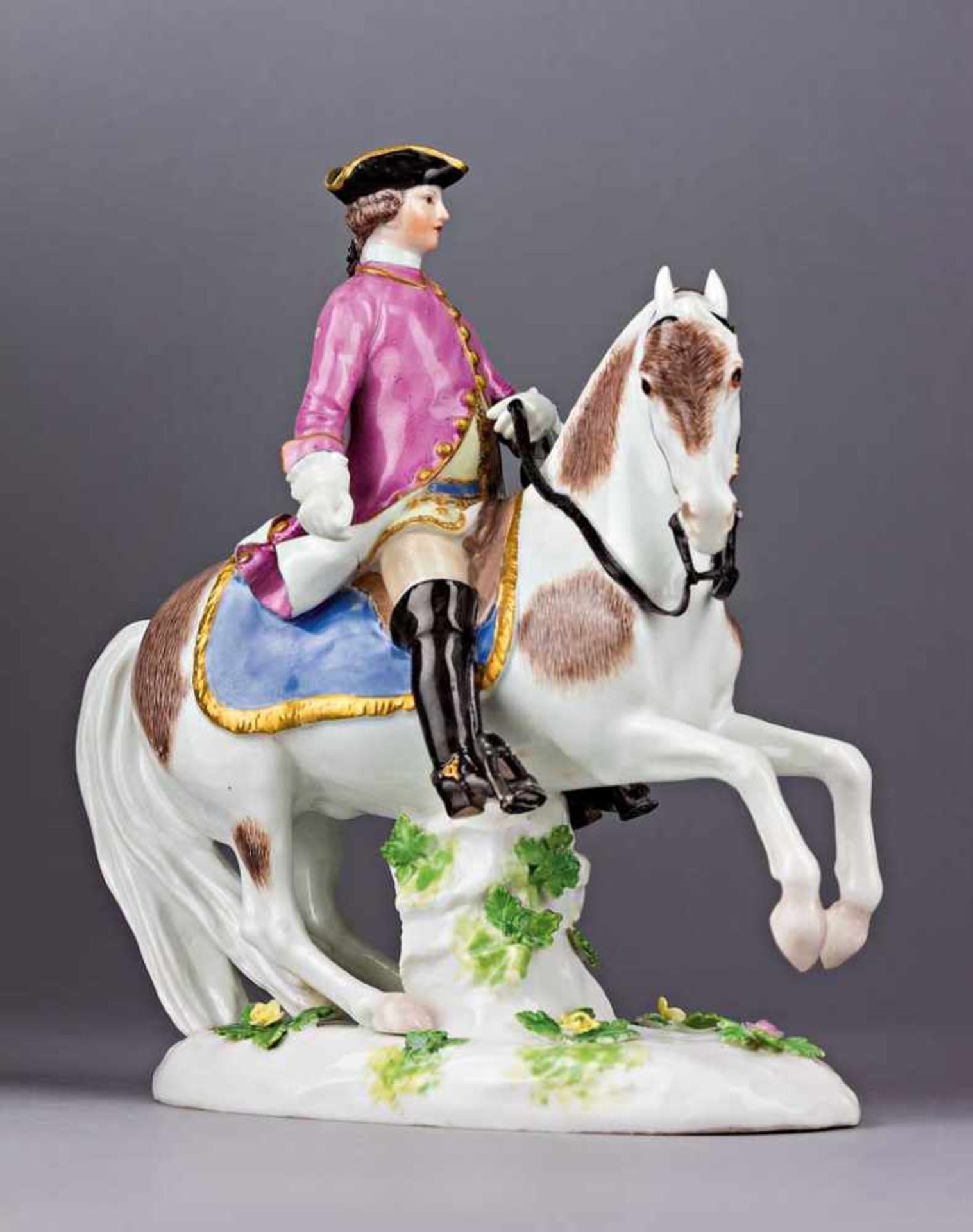 Jäger zu Pferd. Polychrom staffierte Figurine auf blütenbesetztem Sockel. Modell Friedrich Elias