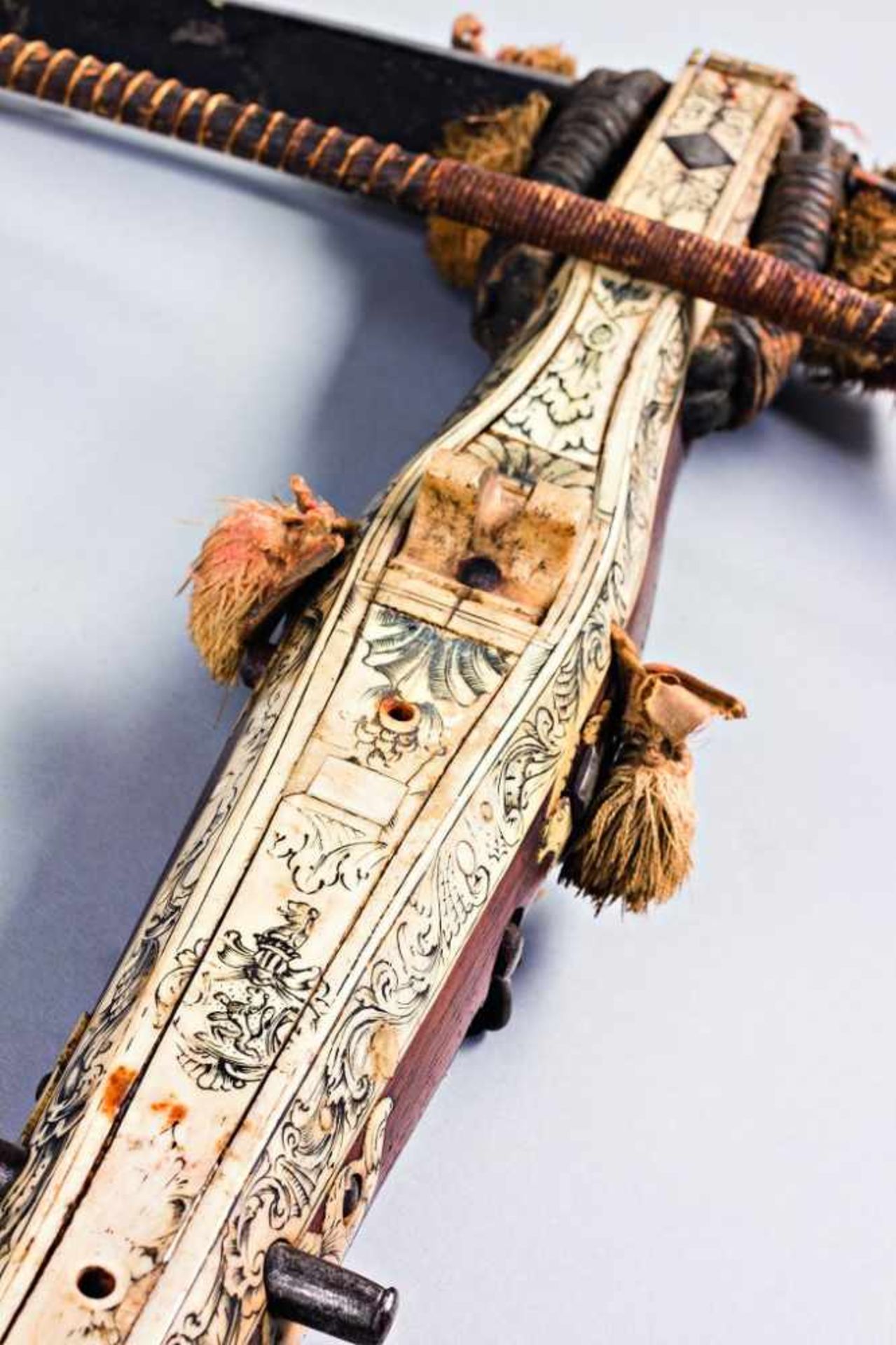 Jagdarmbrust mit schwerem Stahlbogen, originalem Wollaufputz und originaler Sehne. Im Faden laufende - Bild 4 aus 6