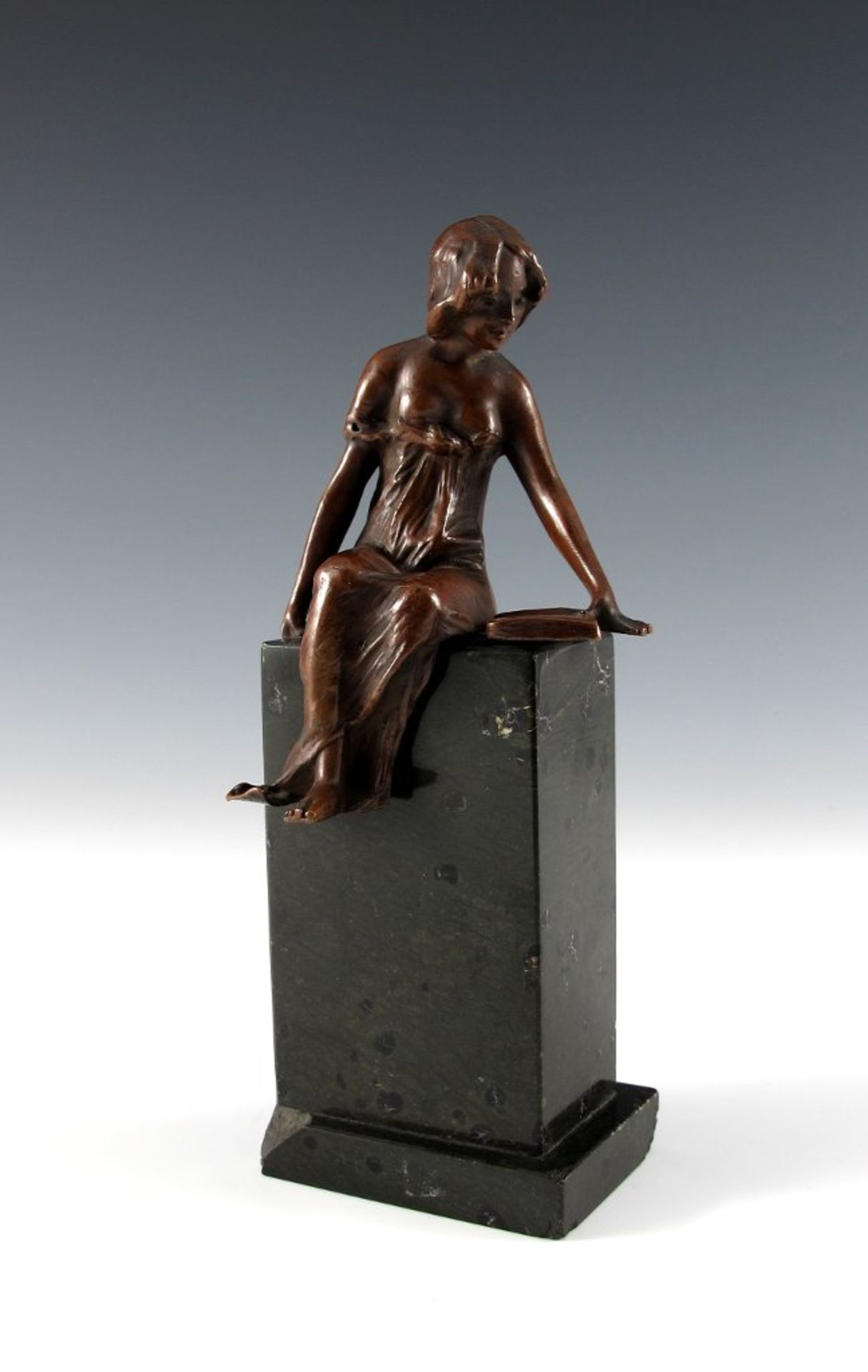 Sitzende Lesende. Bronze auf Steinsockel. Um 1900. Gesamthöhe 16 cm