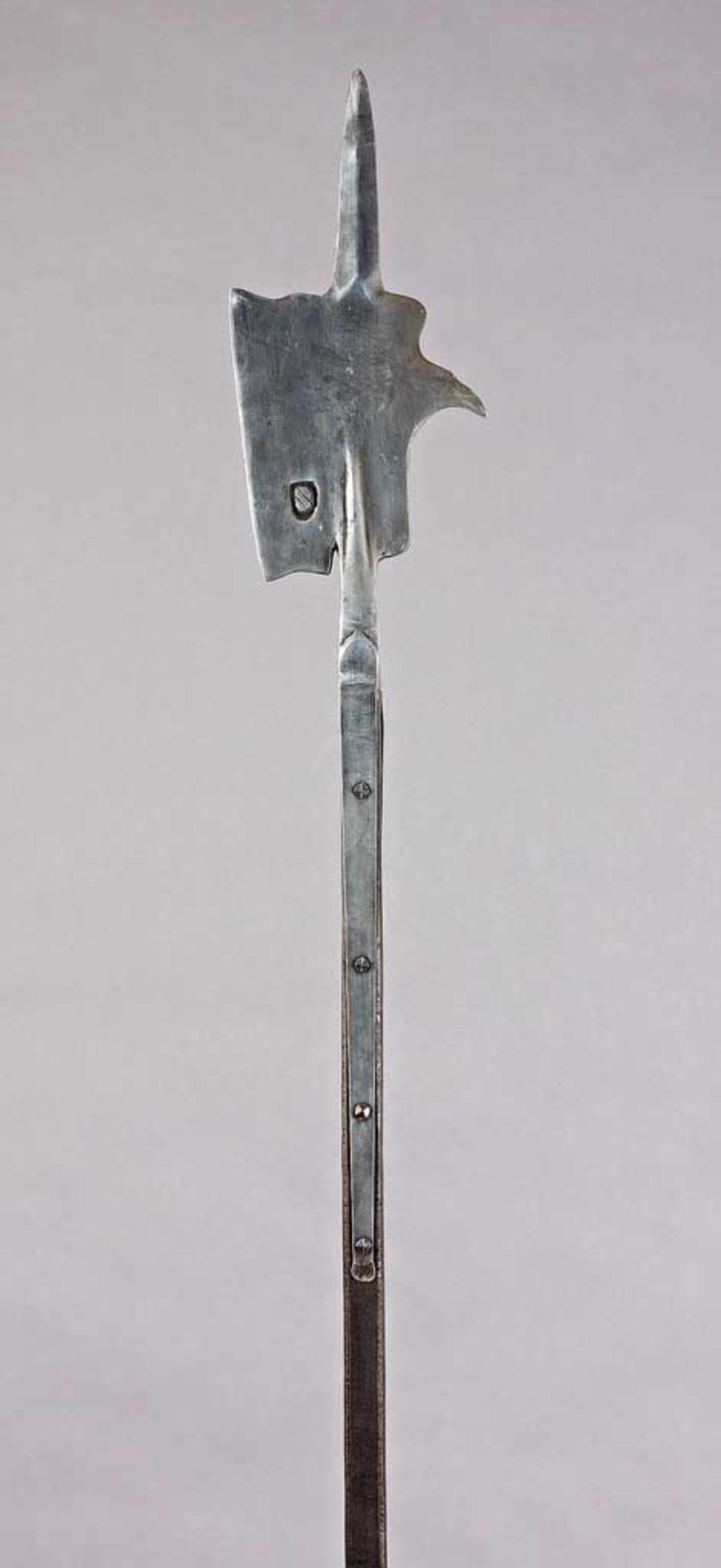 Helmbarte im schweizerischen Stil des ausgehenden 15. Jh. L 227 cm. Provenienz Sammlung Dr. Albert