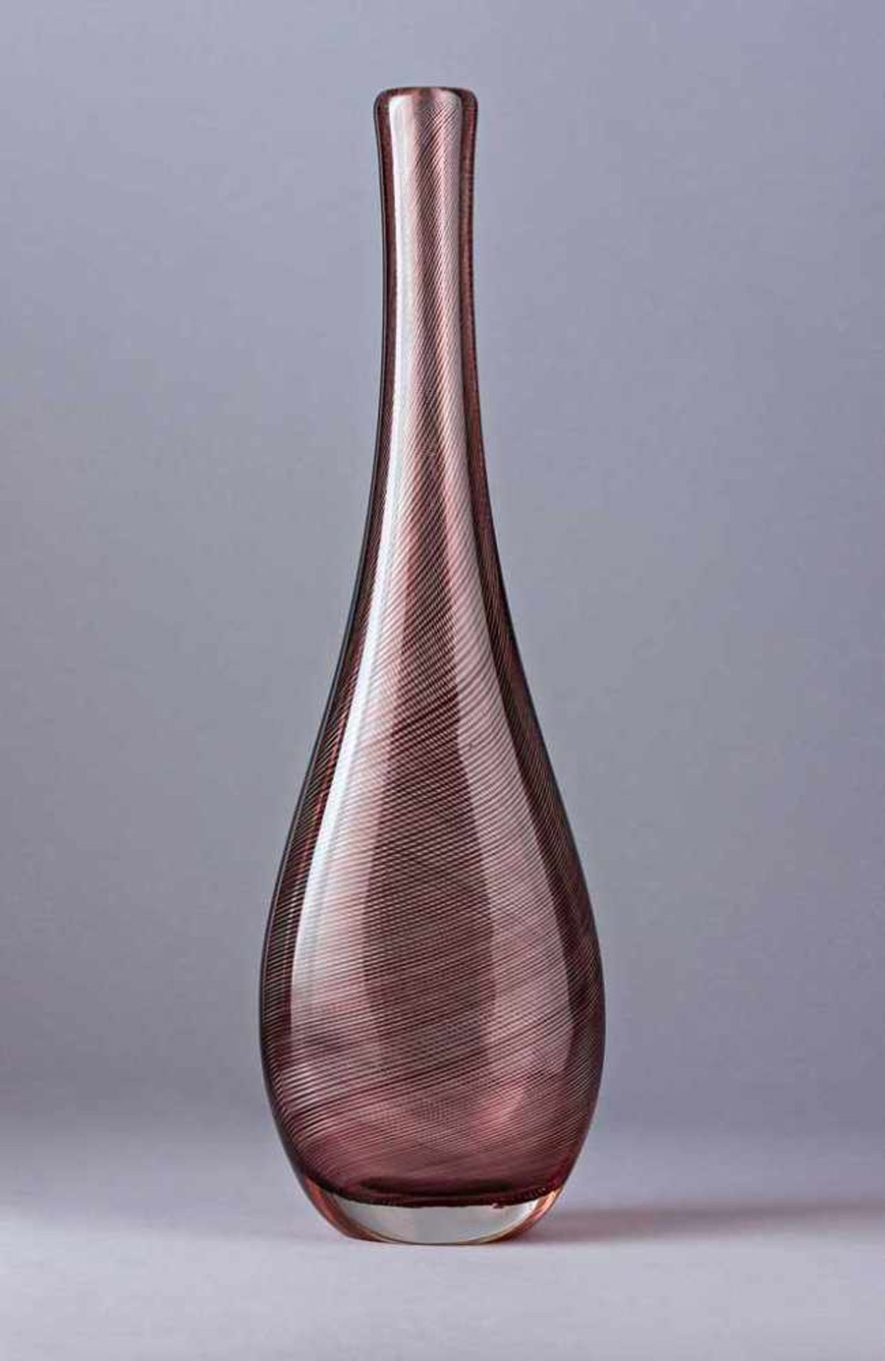 Venini-Vase. Am Boden bez. Keulenform. Farbloses Glas mit roten Spiralfäden. Murano. H 36 cm