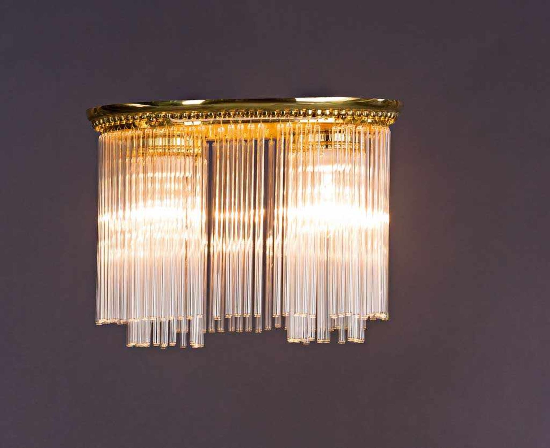 Jugendstil-Plafondlampe. Ovale Messingfassung mit Perlkante und Glasstabbehang. Um 1910. L 35 cm