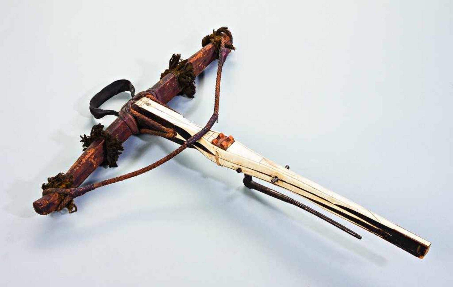 Jagdarmbrust mit Hornbogen. Mit Leder belegt. Originaler Wollaufputz. Verankerung mit Stricken und - Bild 2 aus 2