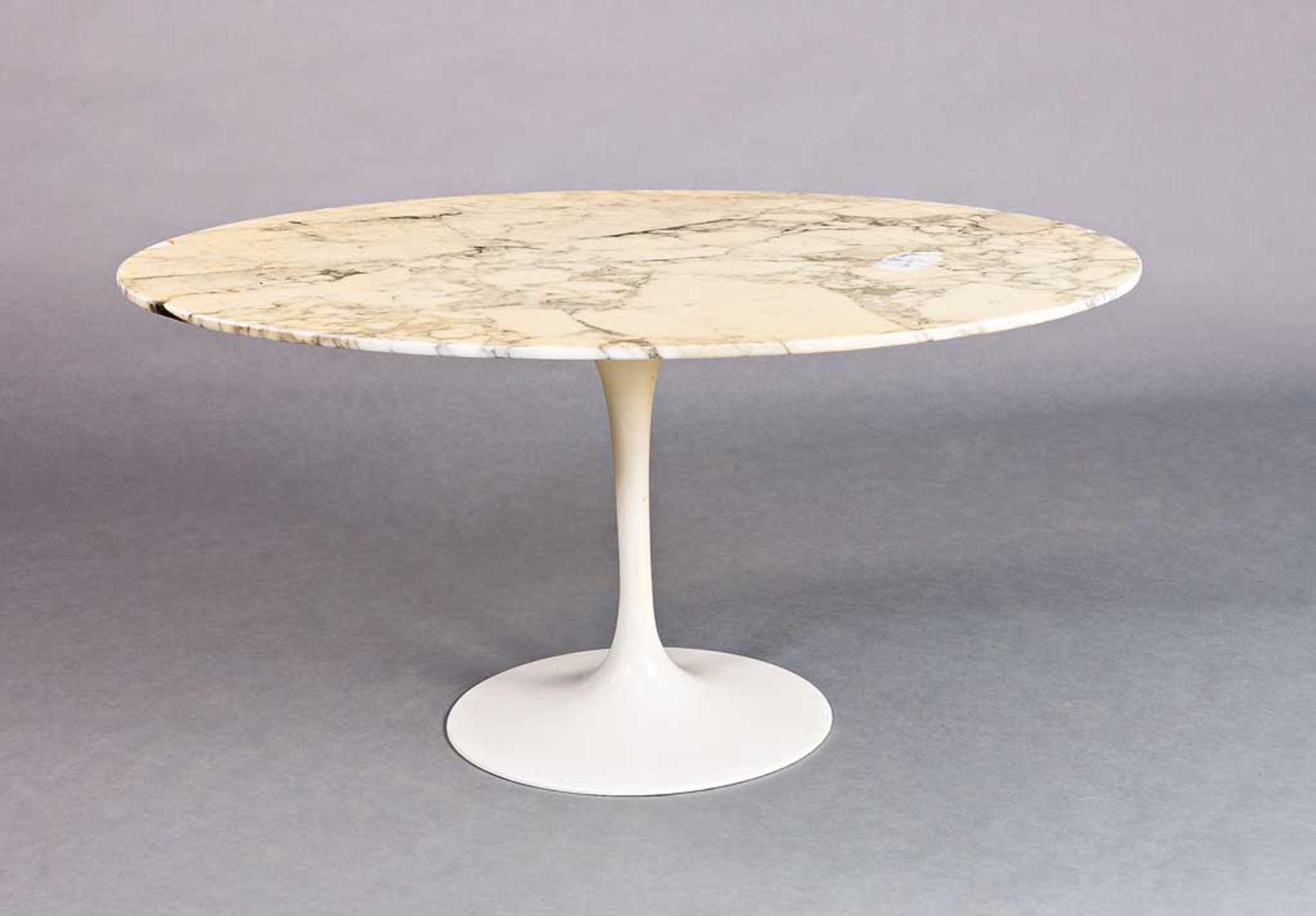 Saarinen-Couchtisch. Weißer Metallfuß. Ovale Marmorplatte. Entwurf Eero Saarinen 1955 für Knoll (