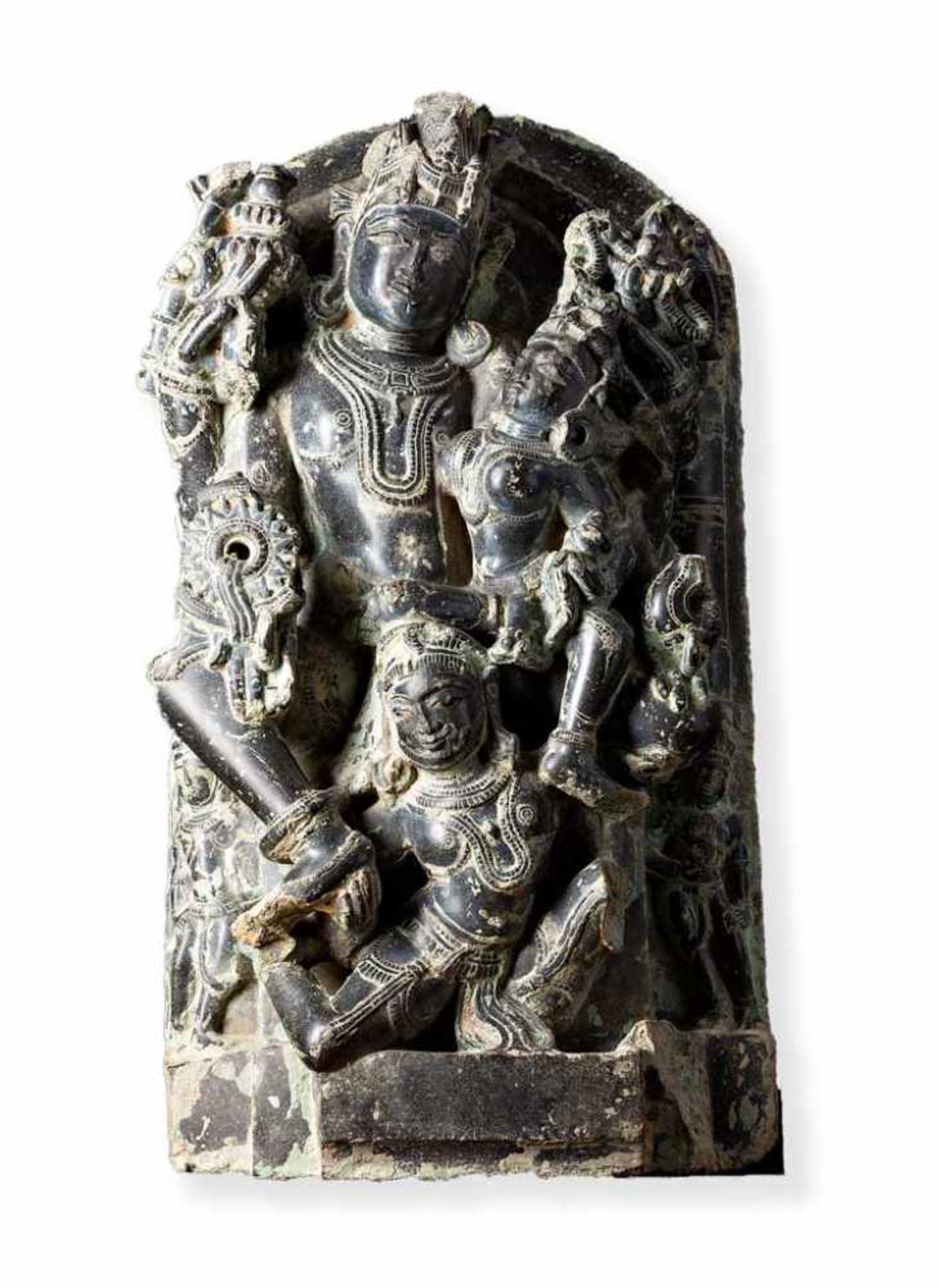 Uma-Mahesvaramuti-Stele. Das göttliche Paar Shiva und Parvati in Lalita-Asana-Haltung. Reicher Kopf-