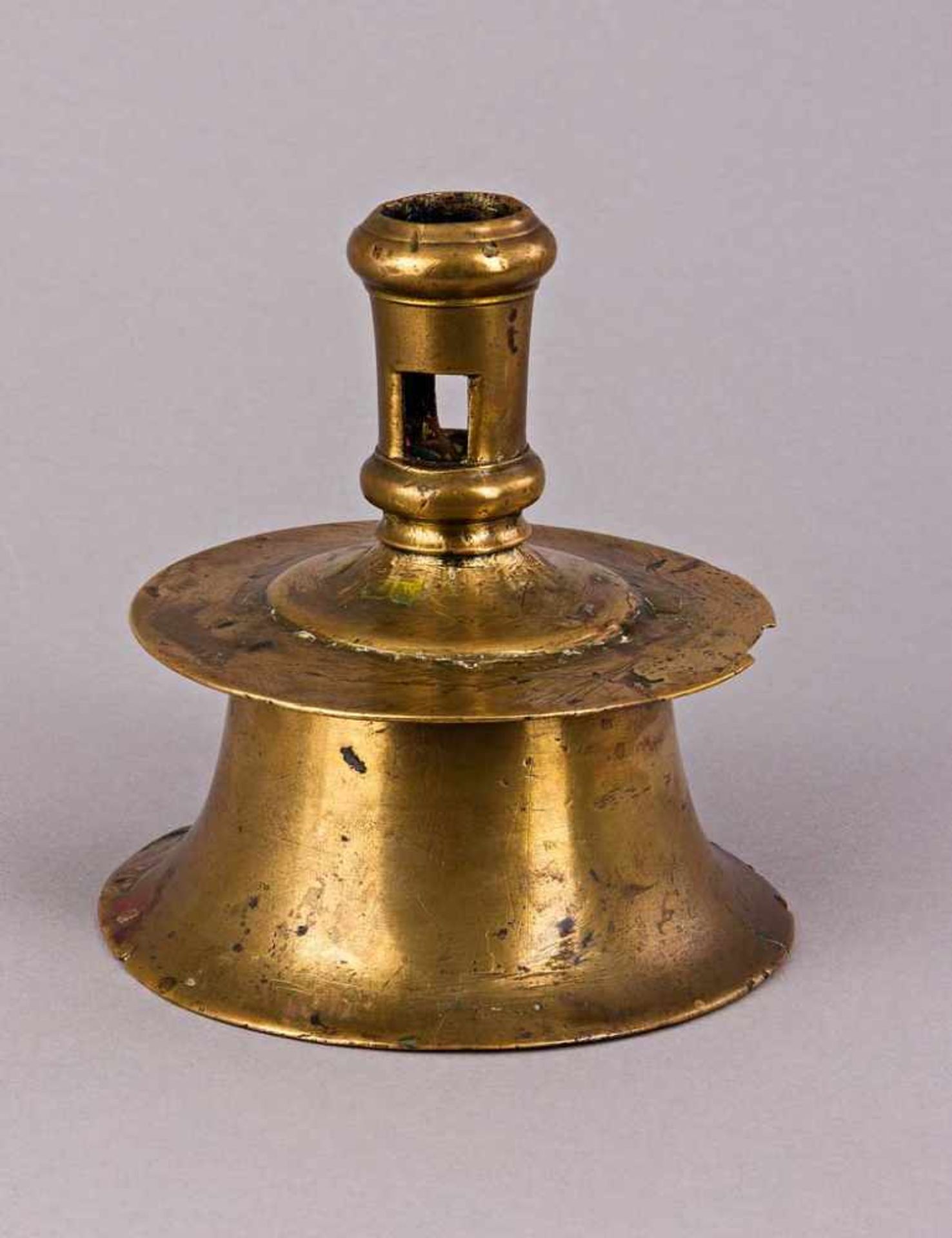 Glockenleuchter. Bronze. Um 1700. H 14 cm