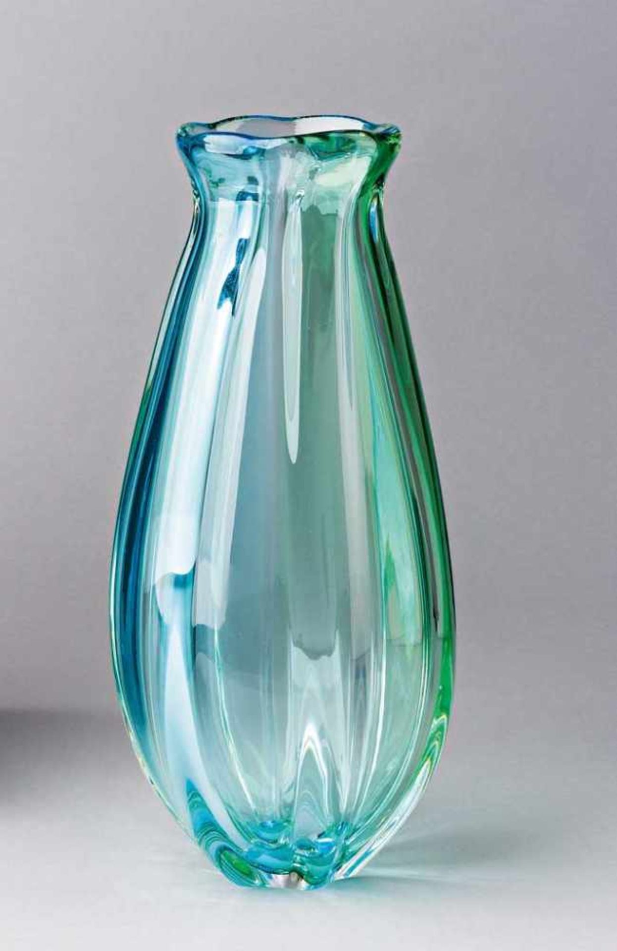 Keulenvase. Vertikal gerippt. Farblos, hellblau und grün. Murano. H 30 cm