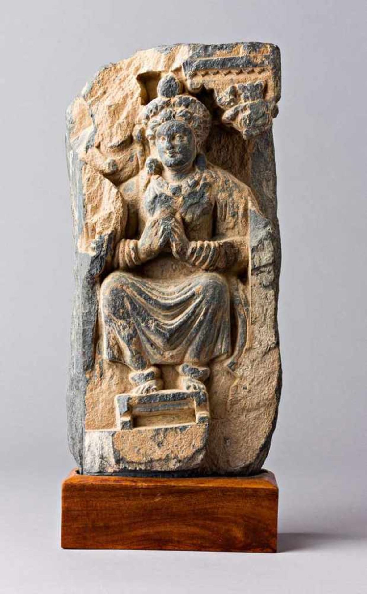Sitzender Buddha auf Thronsessel. Grauer Schiefer. Gandhara-Region, Nordwest-Pakistan, 3. Jh. n.Chr.