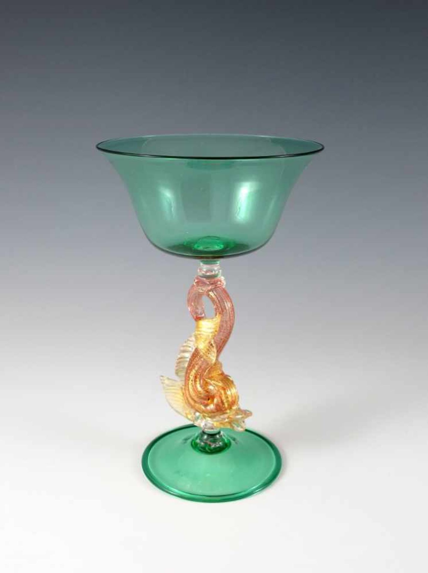 Venezianisches Kelchglas. Delphin als Schäftung mit pulverisierter Goldstaubeinschmelzung. Cuppa und