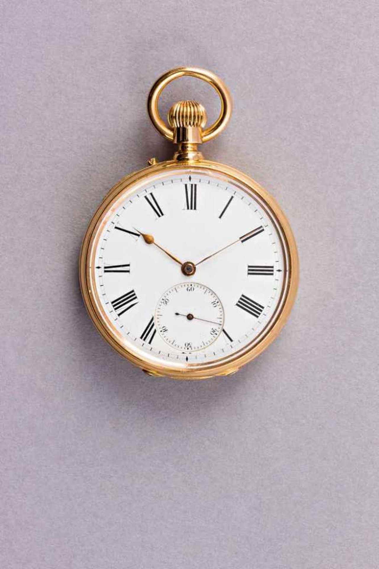 Goldene Taschenuhr, 14 ct. Gerippter Schalenrand, rs. Guillochierung mit Auge. Feinst gravierte