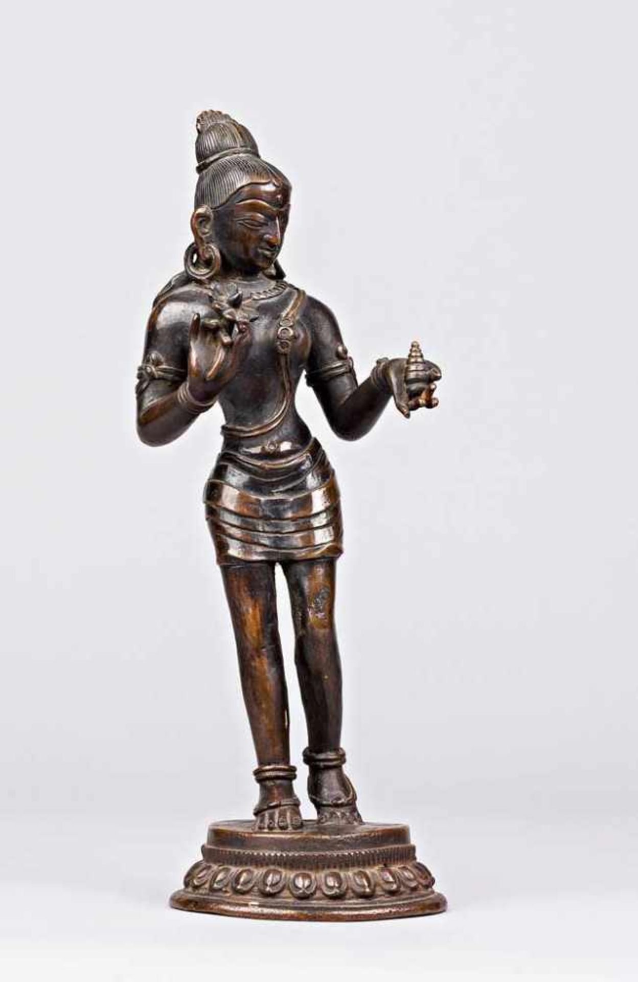 Stehende Parvati auf Lotossockel. Bronze mit schöner Patina. Nordindien/Tibet, 19. Jh. H 29 cm