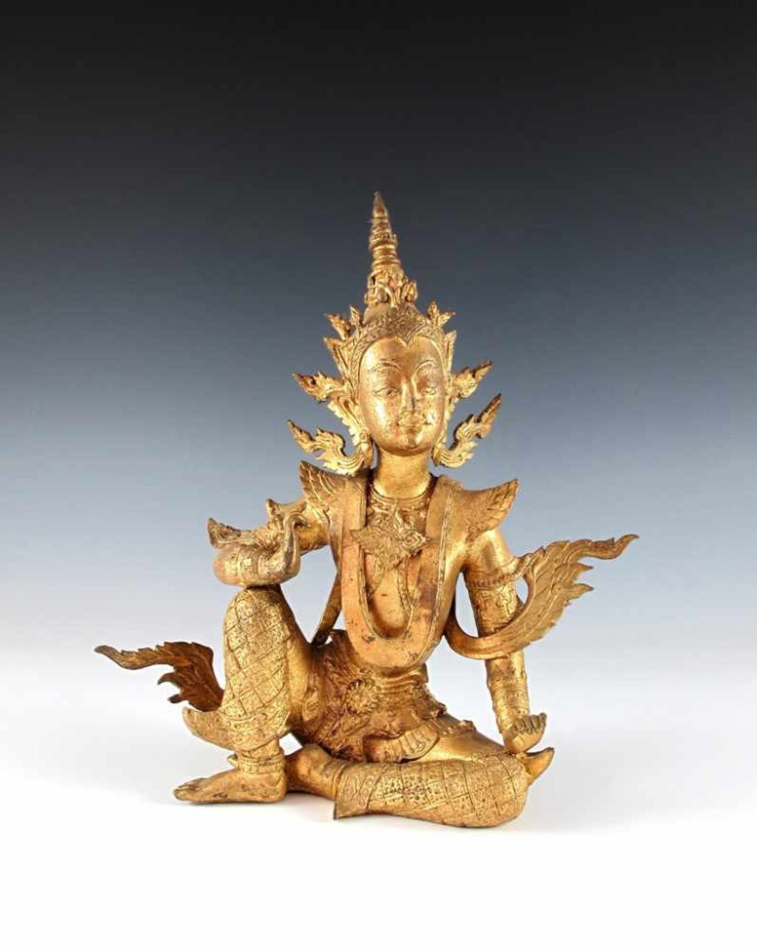 Sitzende Tempeltänzerin. Metall bronziert. Siam. H 35,5 cm