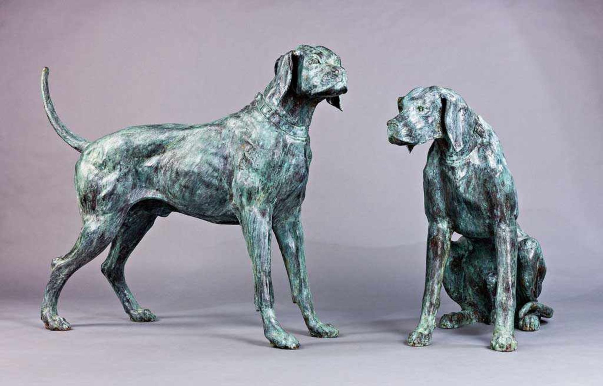 Paar überlebensgroße Hunde. Grün patinierte Bronze. H 100 cm und 88 cm