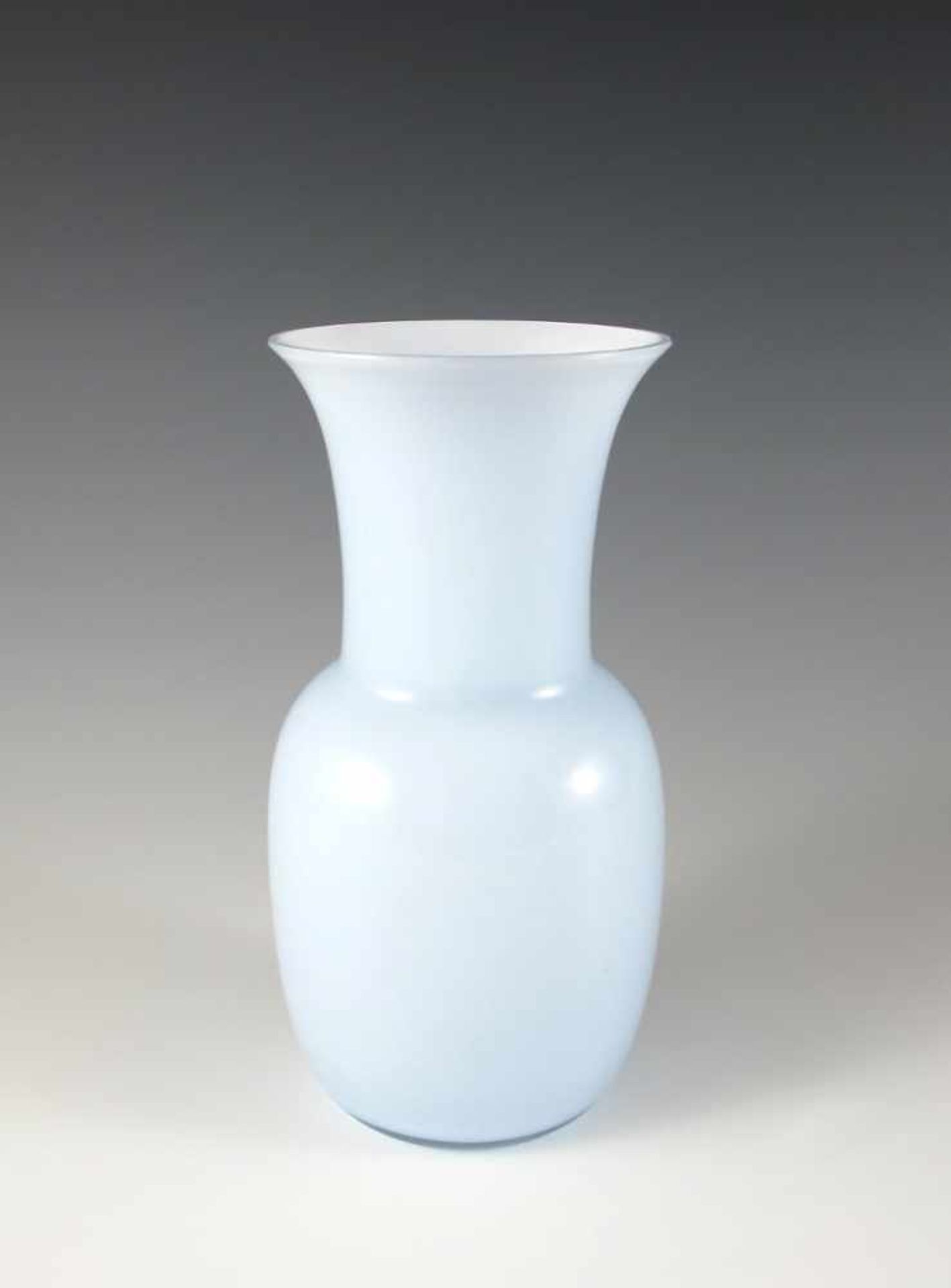 Venini-Vase. Am Boden bez. Überfangglas, hell violett auf Weiß. H 18,5 cm