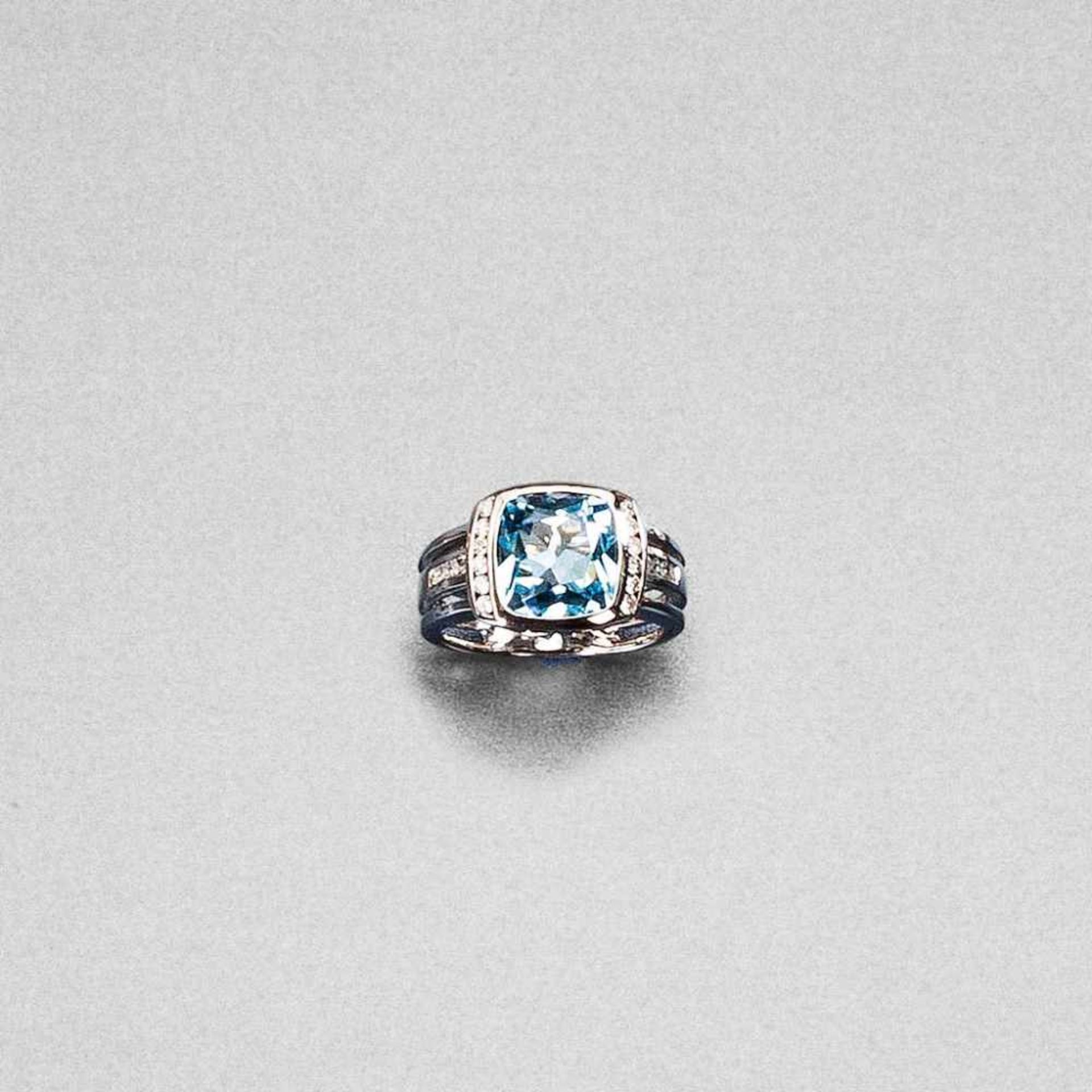 Blautopasring. Blautopas im Kissenschliff, ca. 5 ct. Brillanten ca. 0,30 ct. Fassung 14 ct. WG