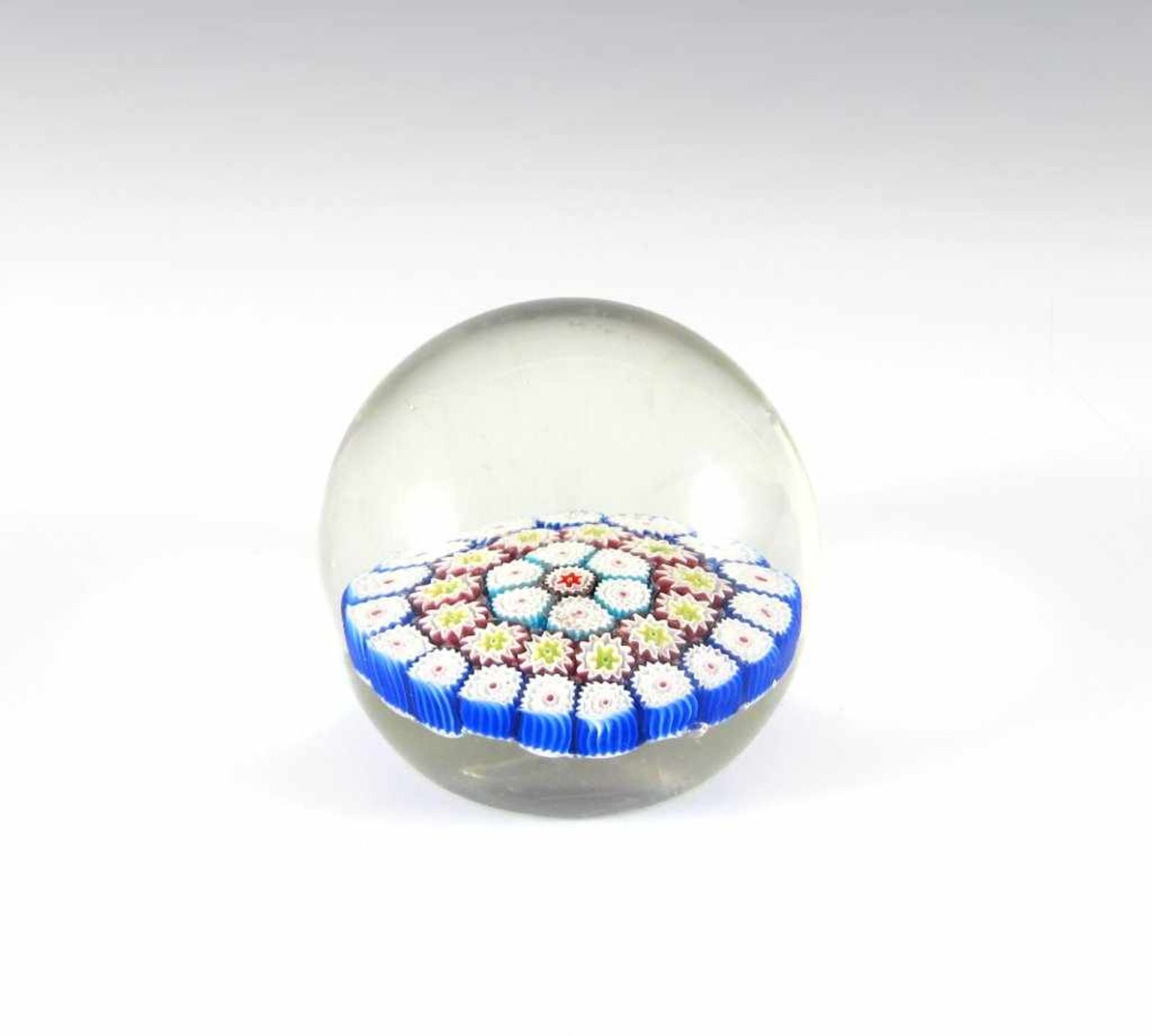 Paperweight mit Mille fiori. Ø 8 cm