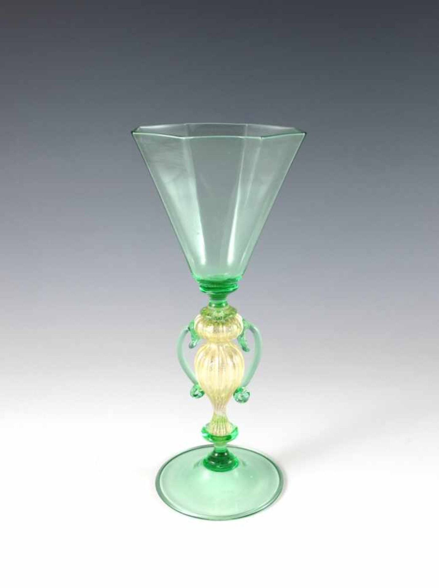 Venezianisches Kelchglas. Cuppa und Fuß hellgrün. Als Schäftung Baluster-Henkelvase mit Goldfolien-