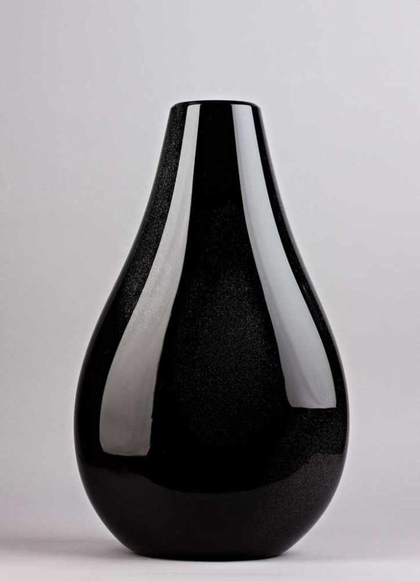 Große Vase. Hyalithglas mit feinen weißen Staubeinschmelzungen. Am Boden bez. Arte Vetro Murano 57/