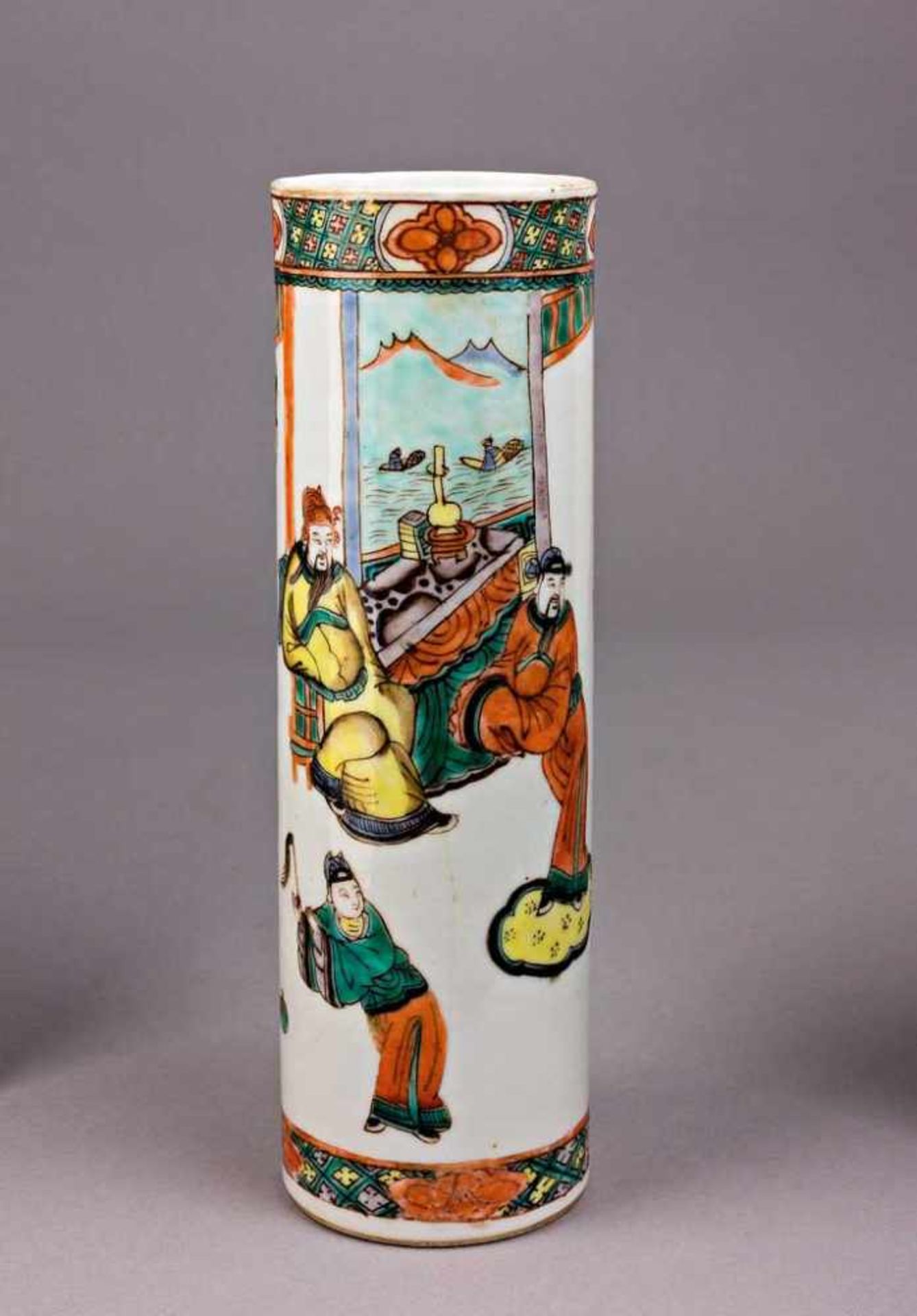 Zylindrische Famille-verte-Vase. Szene am Hof mit Würdenträgern und Kaiser. Fenster mit