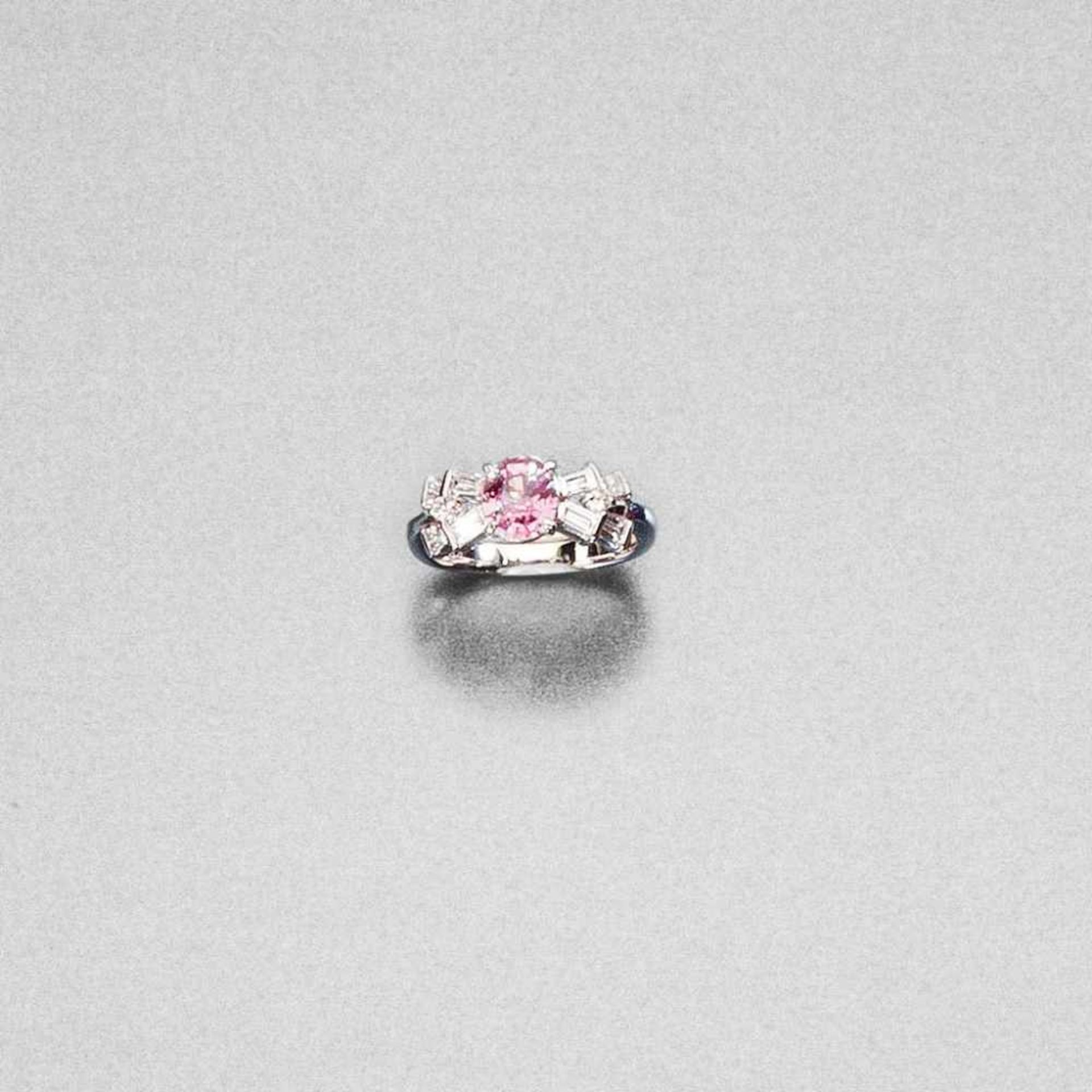 Saphir-/Brillantring. Rosafarbener Saphir ca. 1,19 ct. Diamantbaguetten und Brillanten ca. 0,54