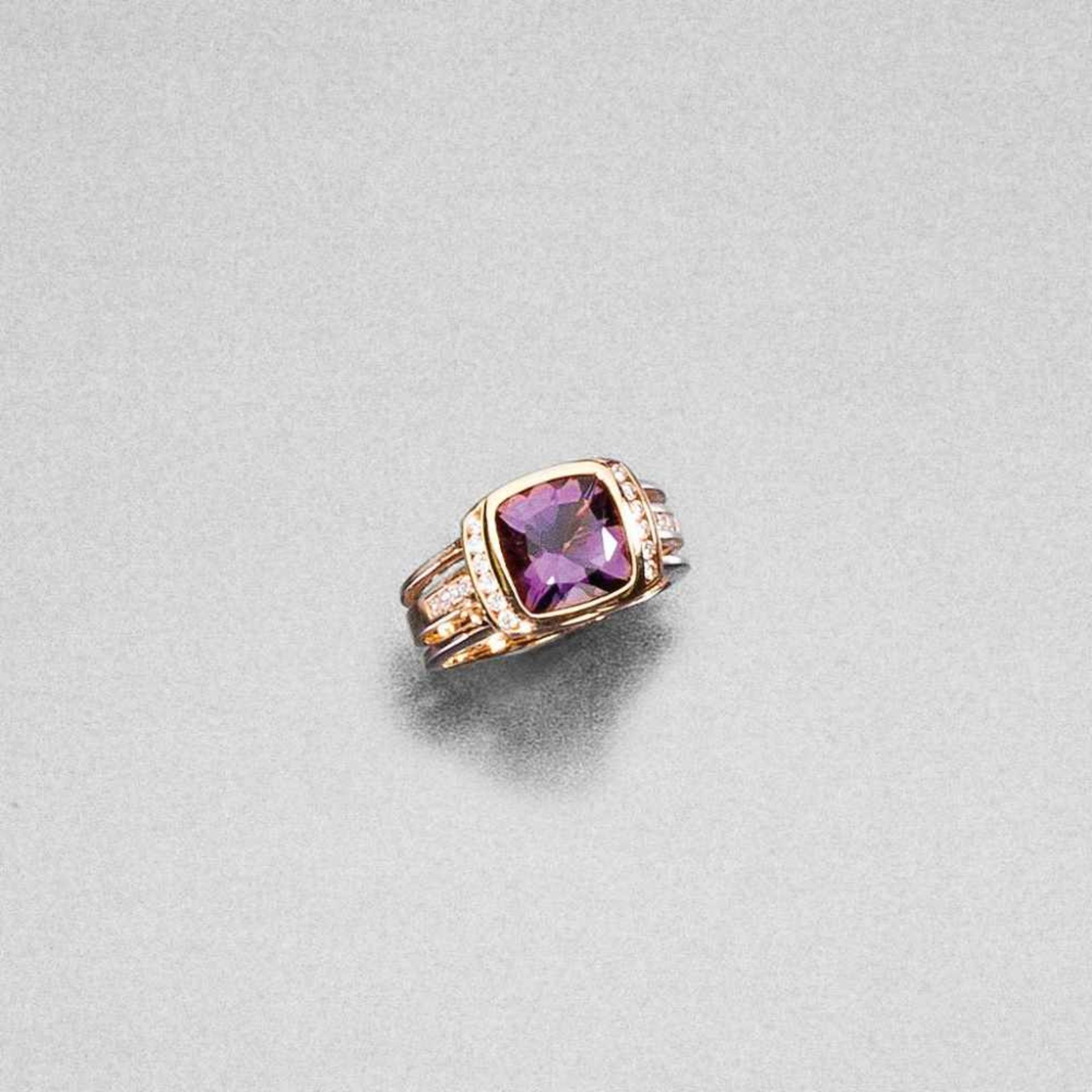 Amethyst-/Brillantring. Amethyst im Kissenschliff, ca. 3,88 ct. Brillanten ca. 0,30 ct. Fassung 14