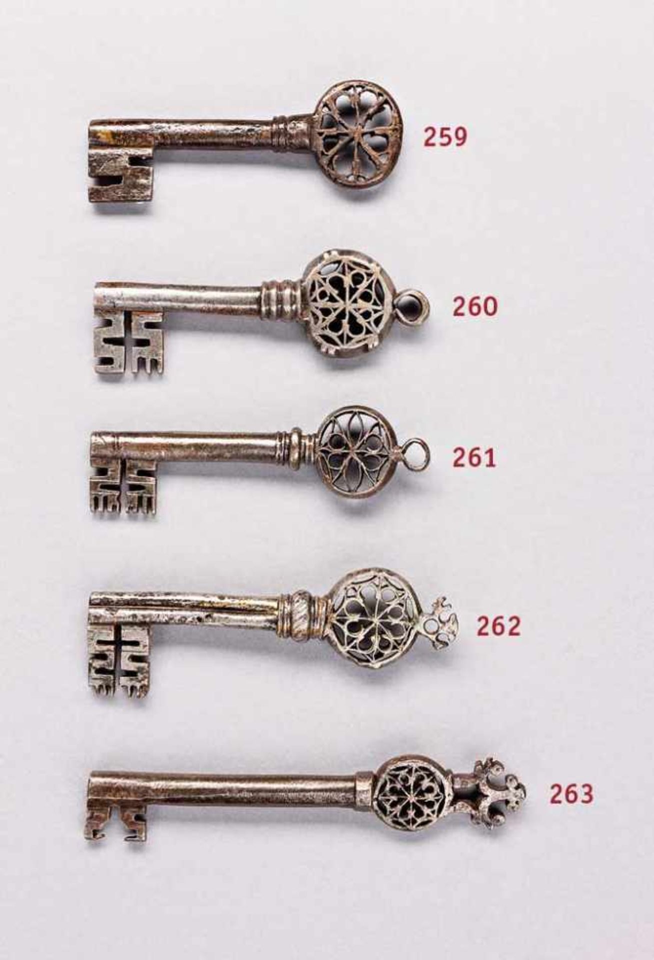 "Venezianischer" Schlüssel. Ovale Reide mit oktagonalem Stern. Hohldorn. 16./17. Jh. L 10 cm.
