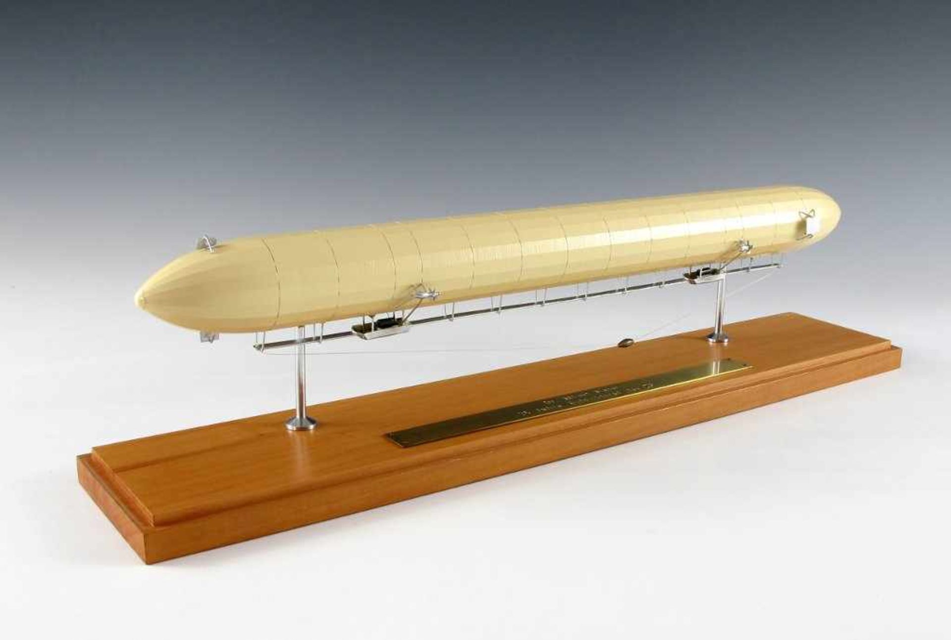 Modell eines Zeppelin-Luftschiffes. L 46 cm. Provenienz Sammlung Dr. Albert Maier Friedrichshafen