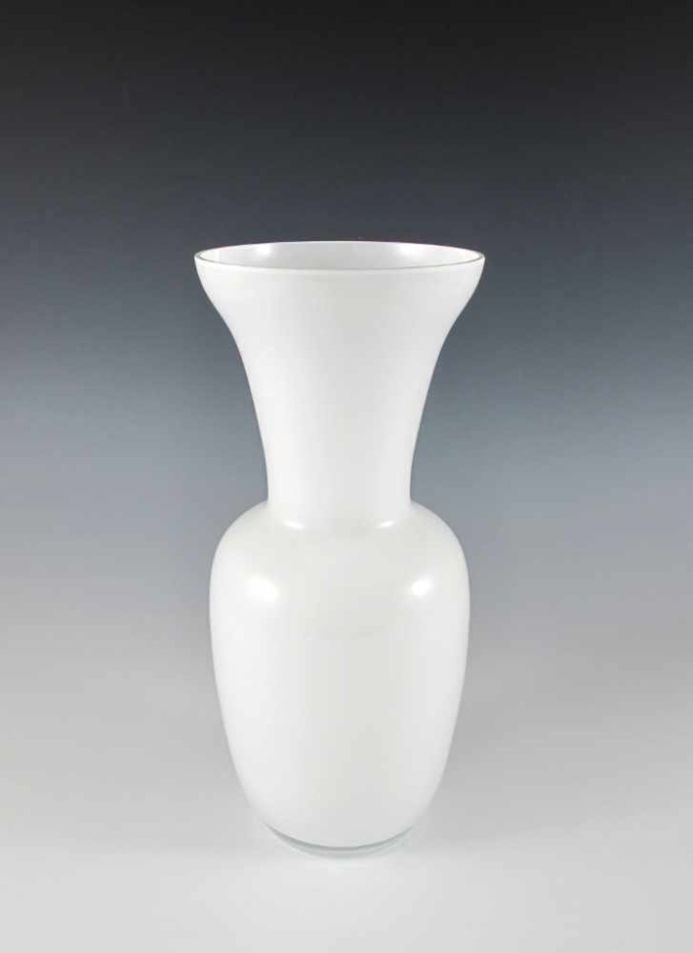 Balustervase. Weiß überfangenes Glas. Murano. H 30 cm