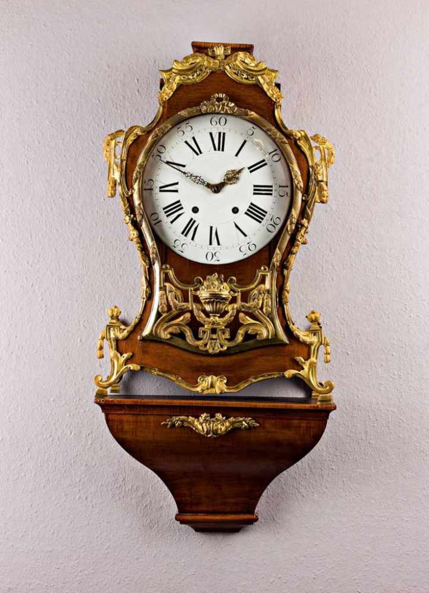 Prachtvolle barocke Pendule in Form einer Boulle-Uhr. Geschweiftes Nussbaumgehäuse mit teils