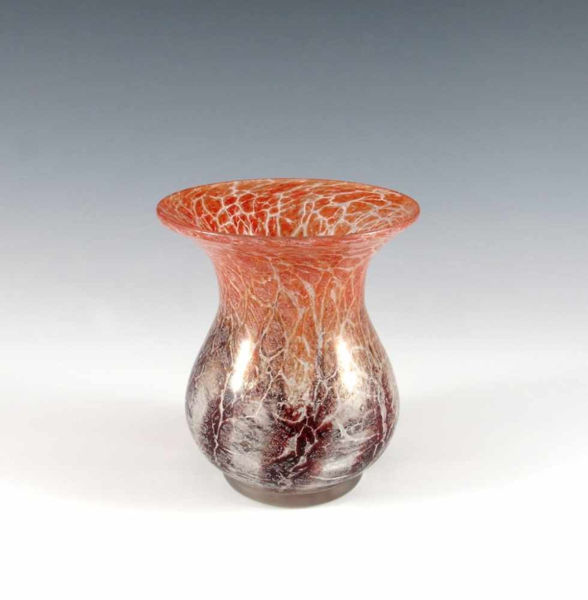 Ikora-Vase. Orange, weiß und rotbraun. WMF, um 1930. H 12,5 cm