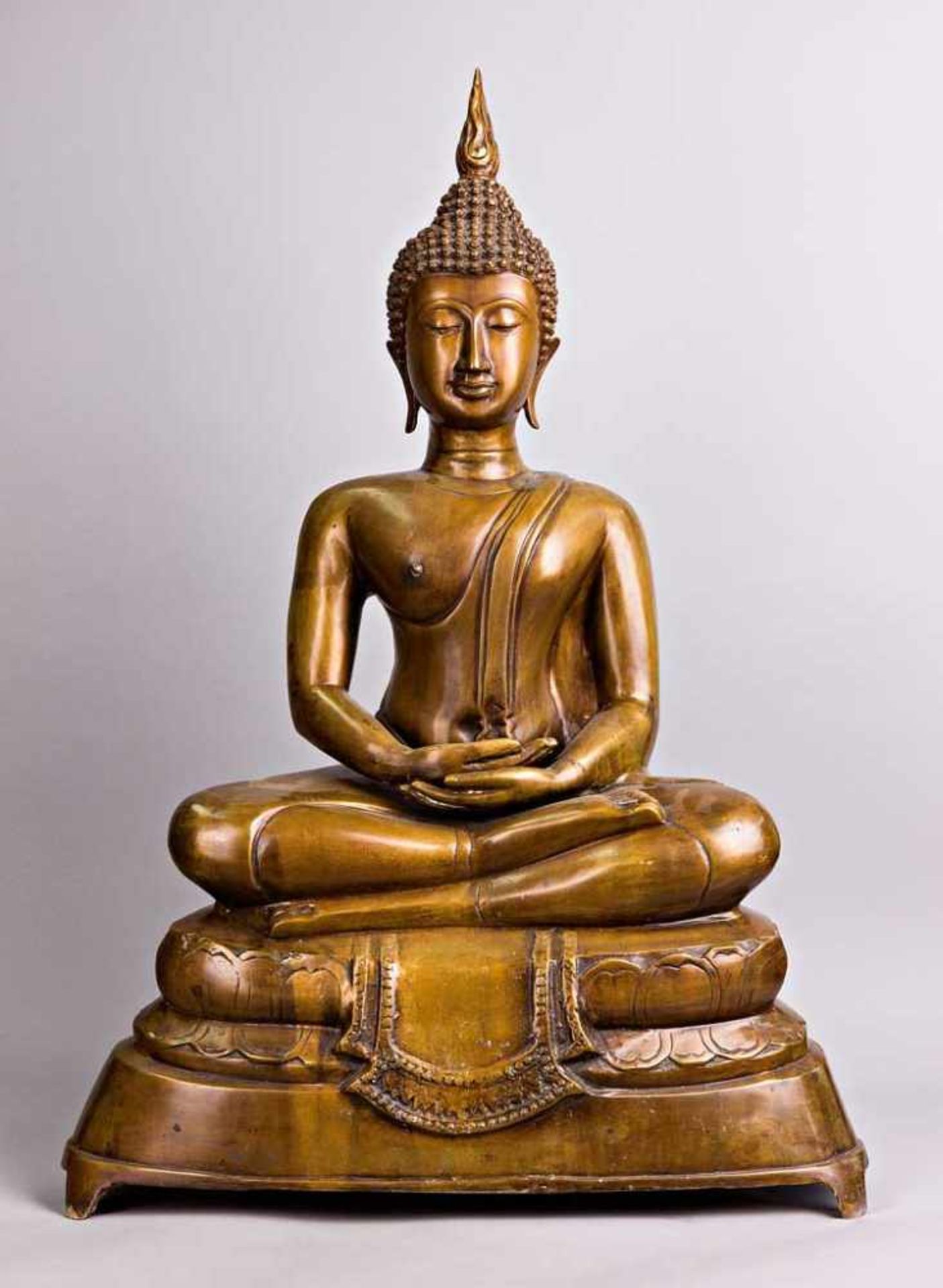 Sitzender Buddha auf doppeltem Lotossockel. Dhyana Asana und Mudra. Ushnisha mit Flambeau. Bronze.