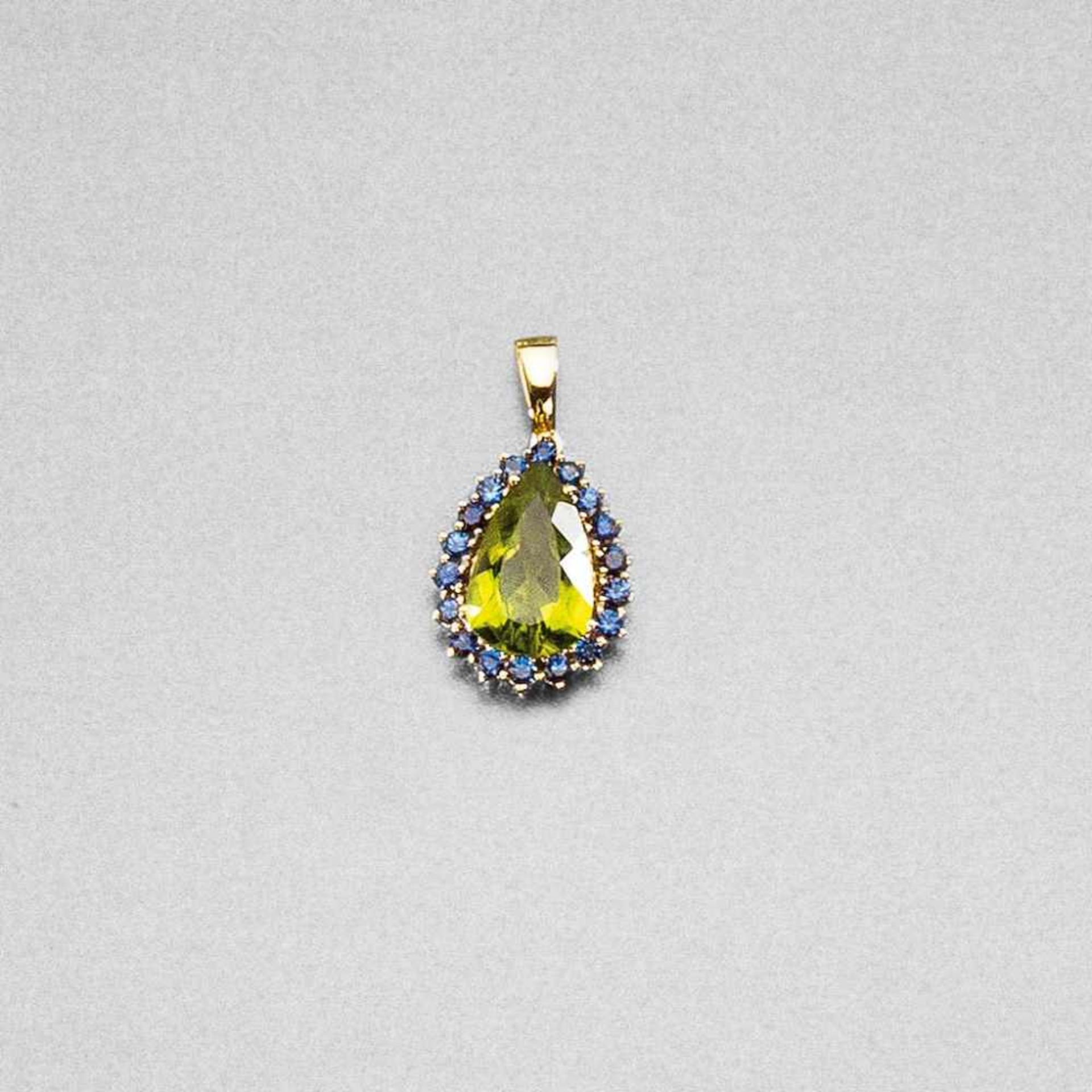 Peridot-/Saphiranhänger. Peridottropfen ca. 6,76 ct. Mit ca. 1,32 ct. blauen Saphiren karmosiert.