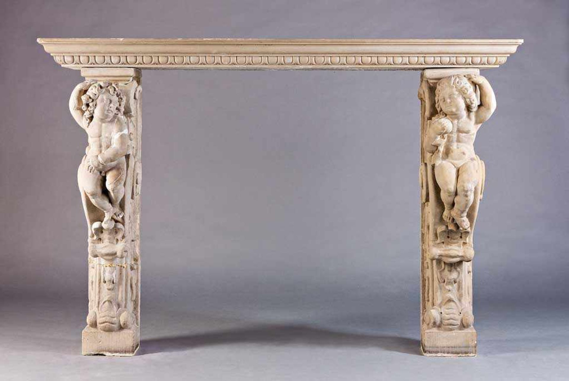 Renaissance-Kamineinfassung. Putti als Atlanten. Geschneckter Akanthus. Sandstein. Ergänzungen und