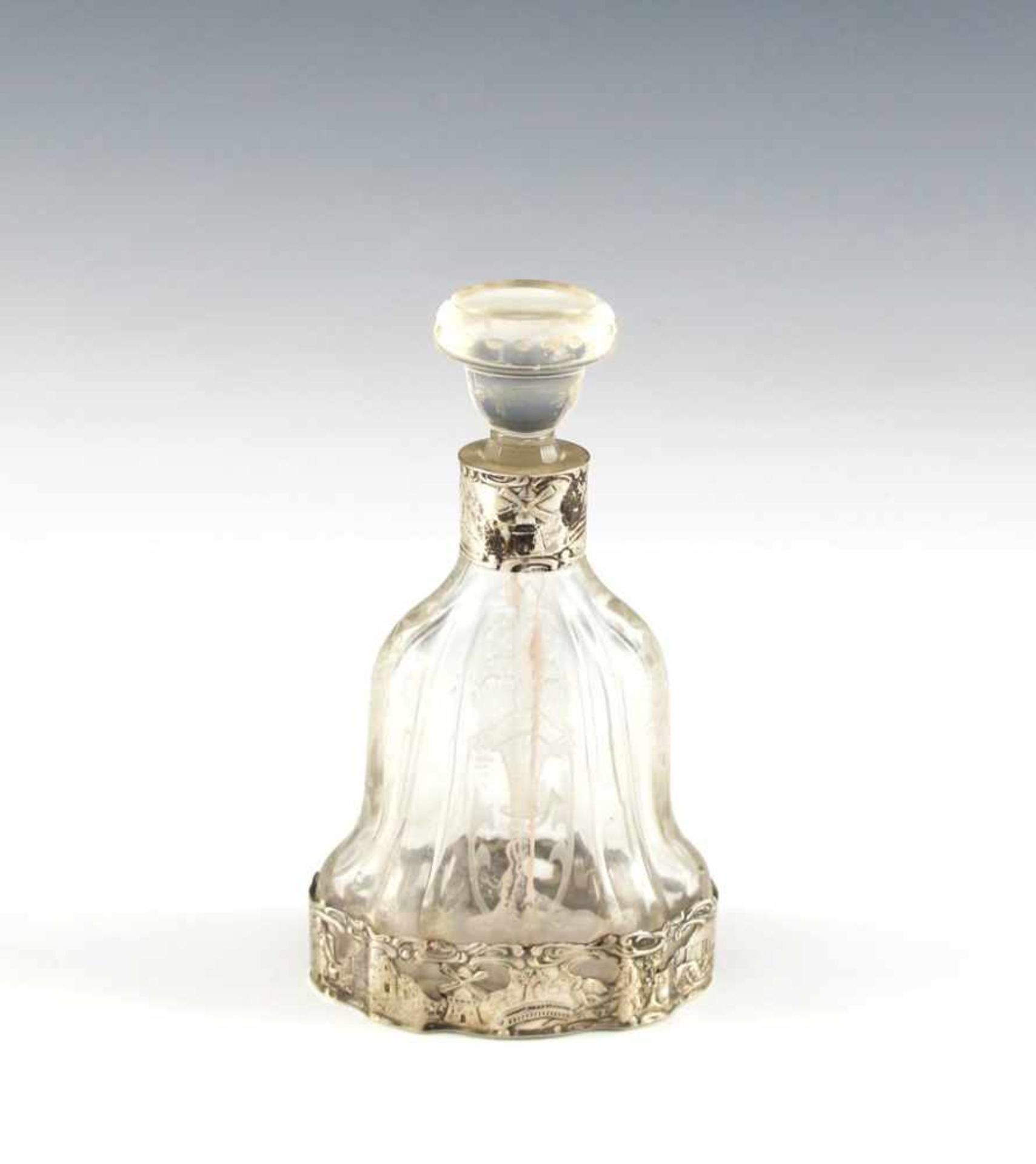 Karaffe. Geschliffener Glaskorpus mit Silberfassung und eingeschliffenem Stöpsel. H 15,5 cm