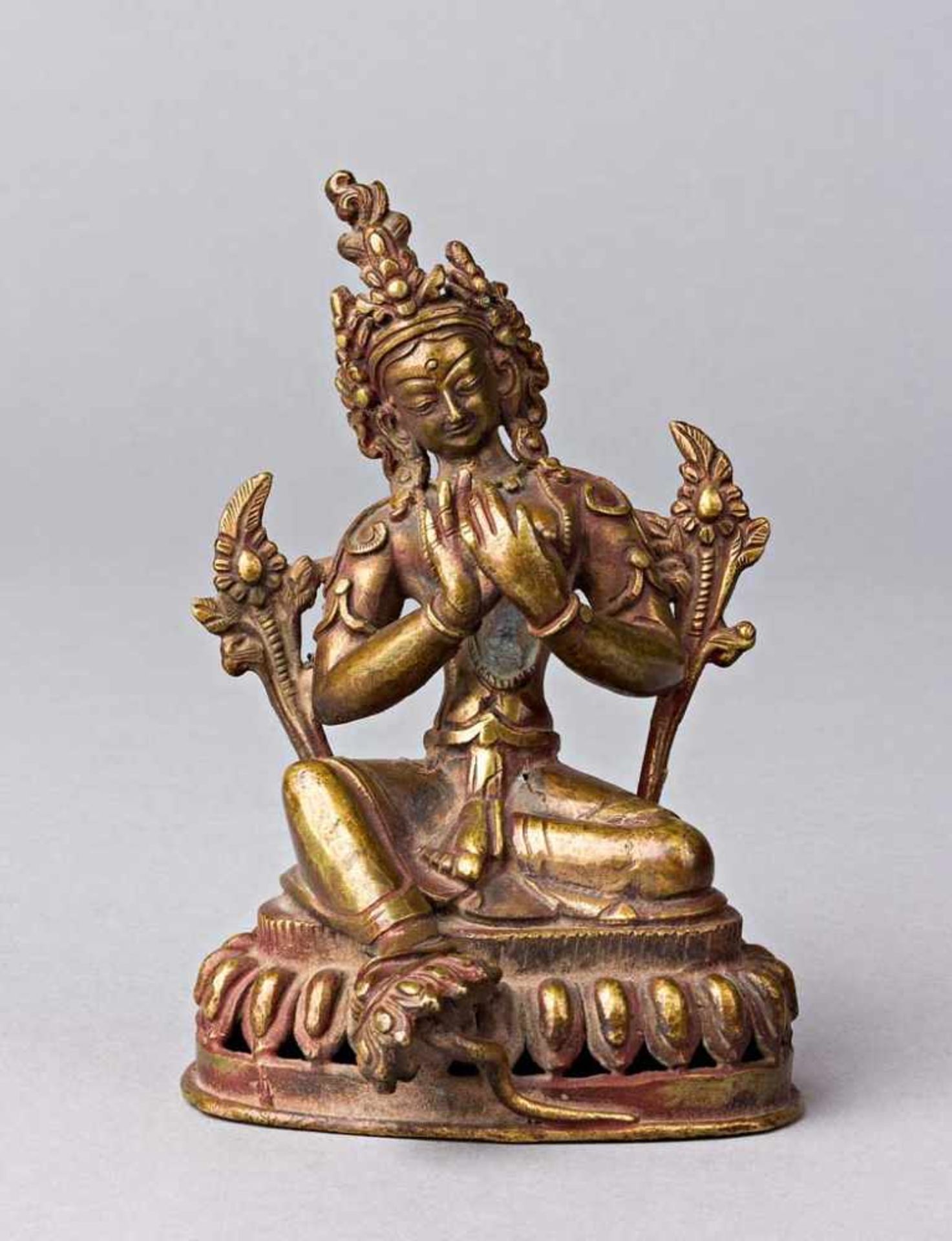 Sitzende Tara auf Lotossockel. Lalita Asana. Varada Mudra. Kopfbekrönung. Bronze. Nordindien/