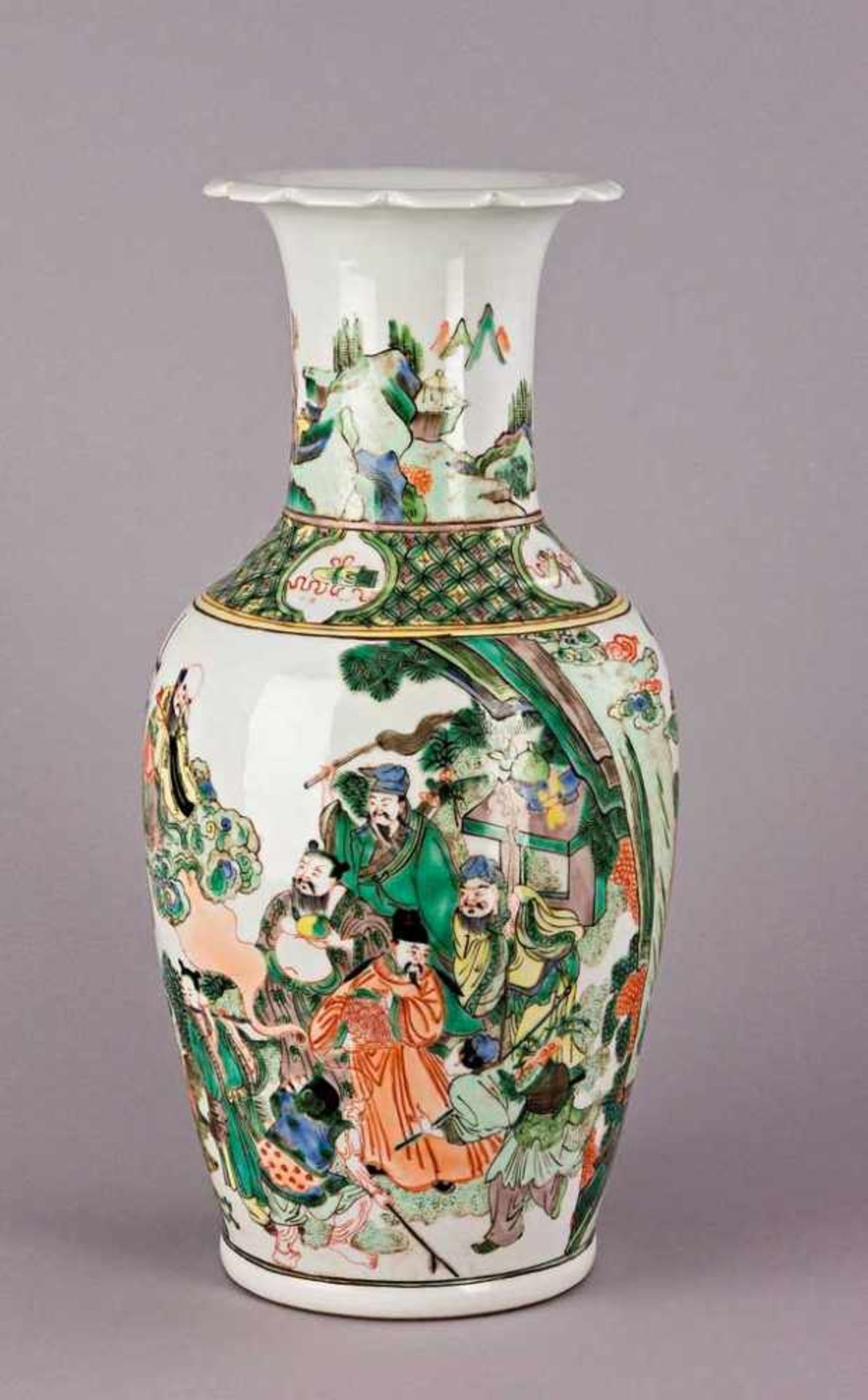 Famille-verte-Vase. Balusterform. Polychrome Bemalung mit figurenreicher Szene. China, Republikzeit.