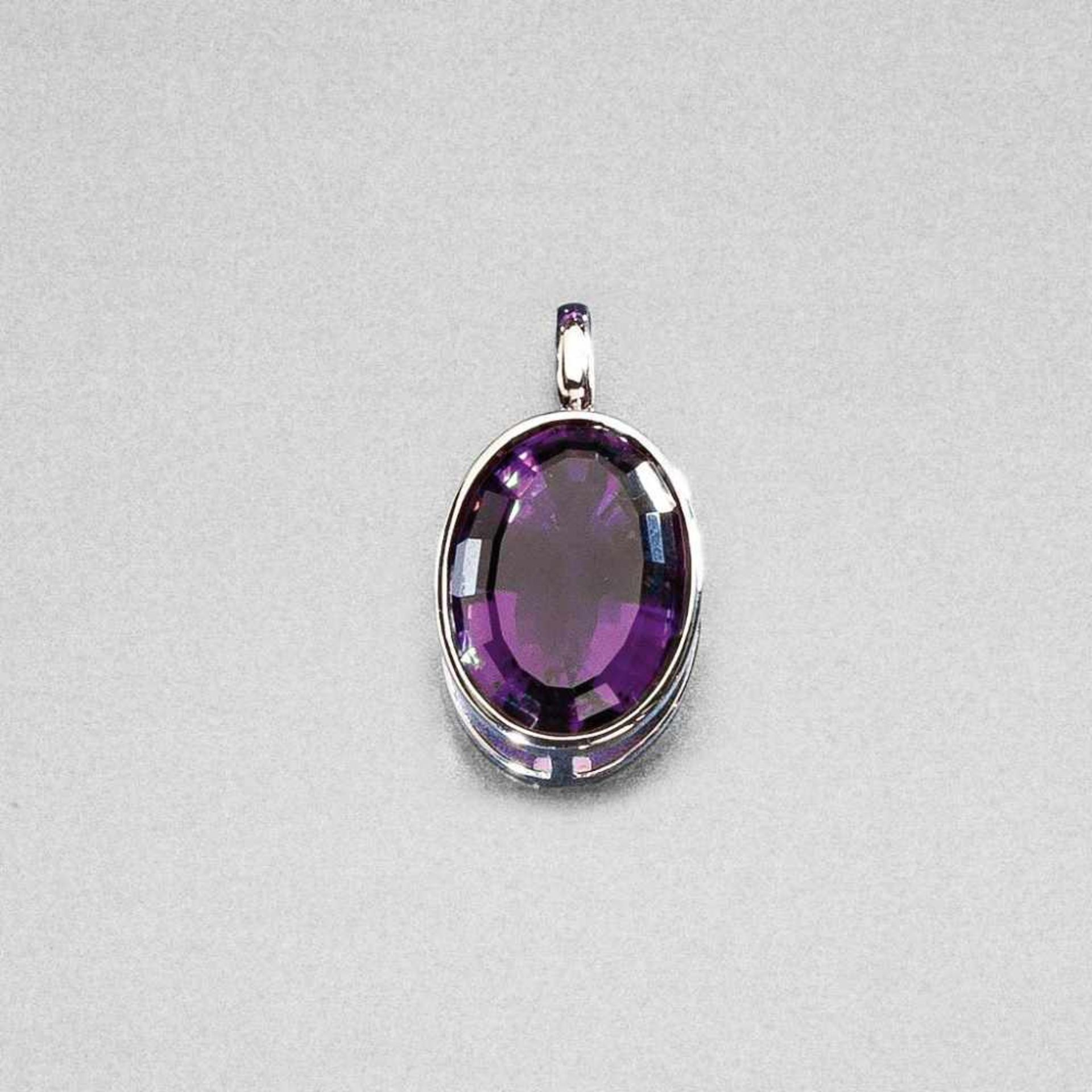 Großer ungewöhnlicher Amethystanhänger. Ovaler Amethyst im Treppenschliff, ca. 66,95 ct. Fassung