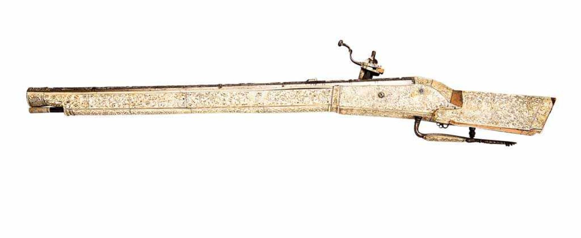 Radschlossbüchse. Schwerer Eisenlauf mit Zügen im Kal. 17 mm, auf der Oberseite in reliefiertem